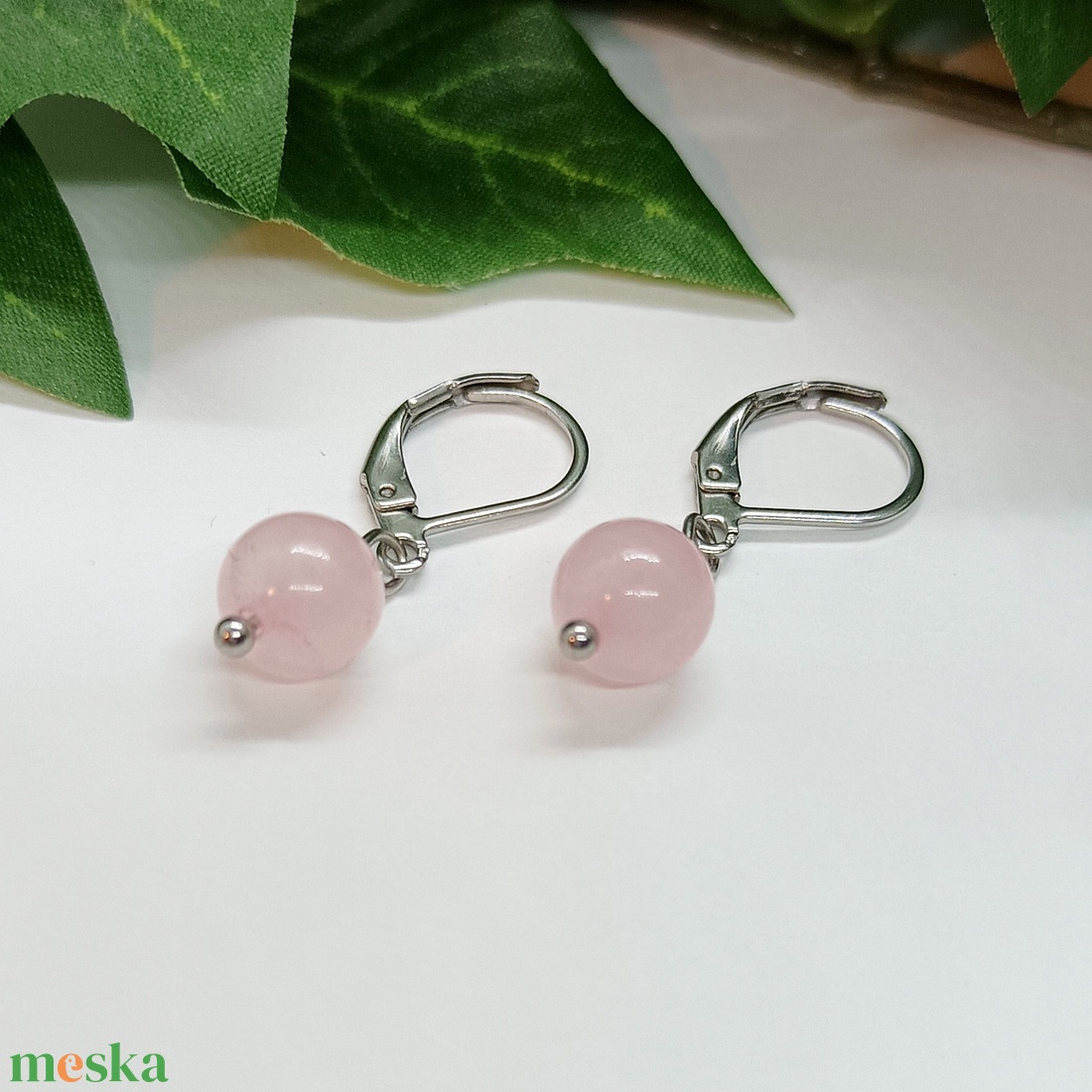 Rózsakvarc ásványgyöngy biztonsági kapcsos fülbevaló  - ékszer - fülbevaló - lógó fülbevaló - Meska.hu