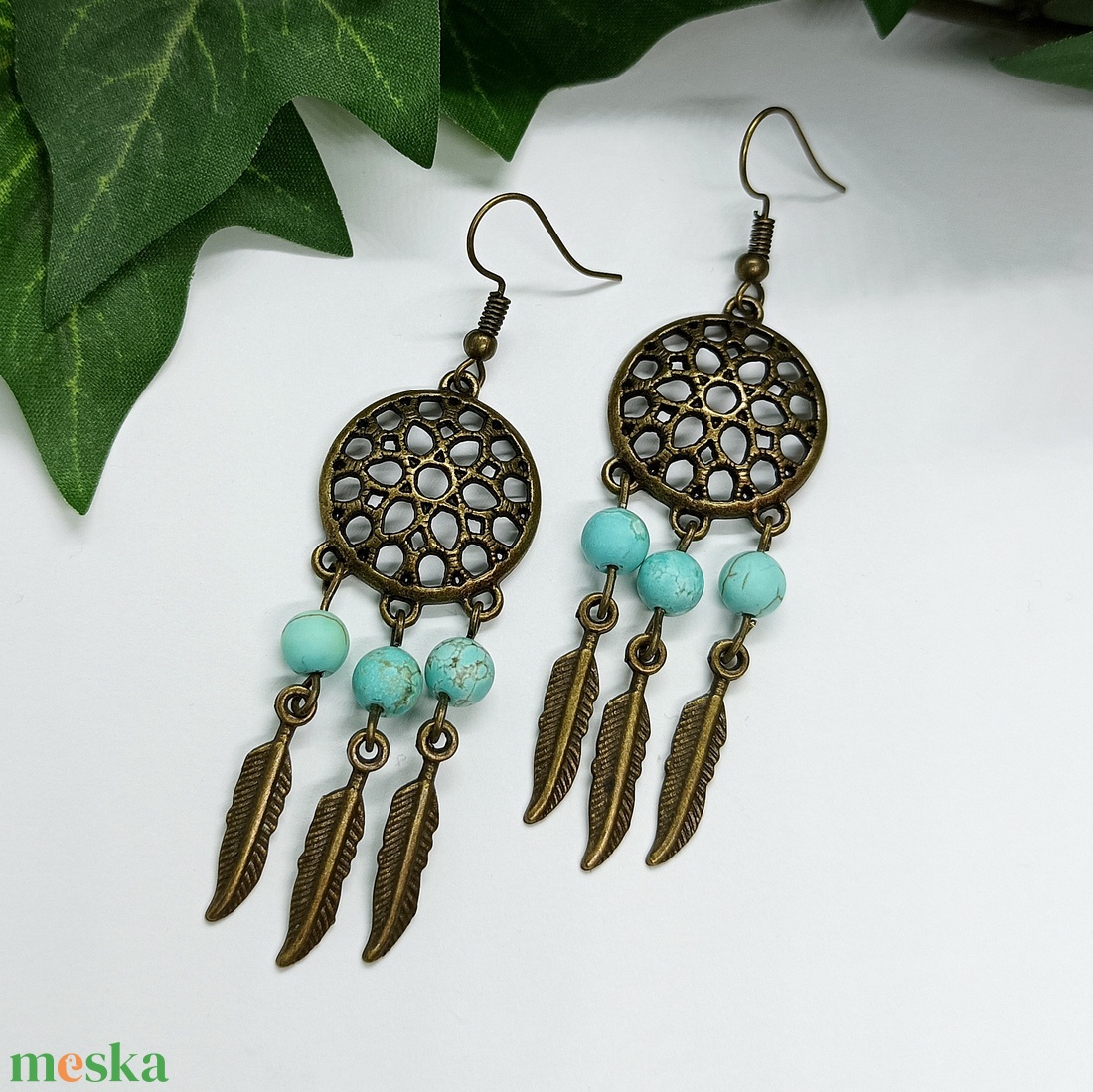 Díszes medálos türkiz howlit ásványgyöngyös lógós fülbevaló  - ékszer - fülbevaló - lógó fülbevaló - Meska.hu