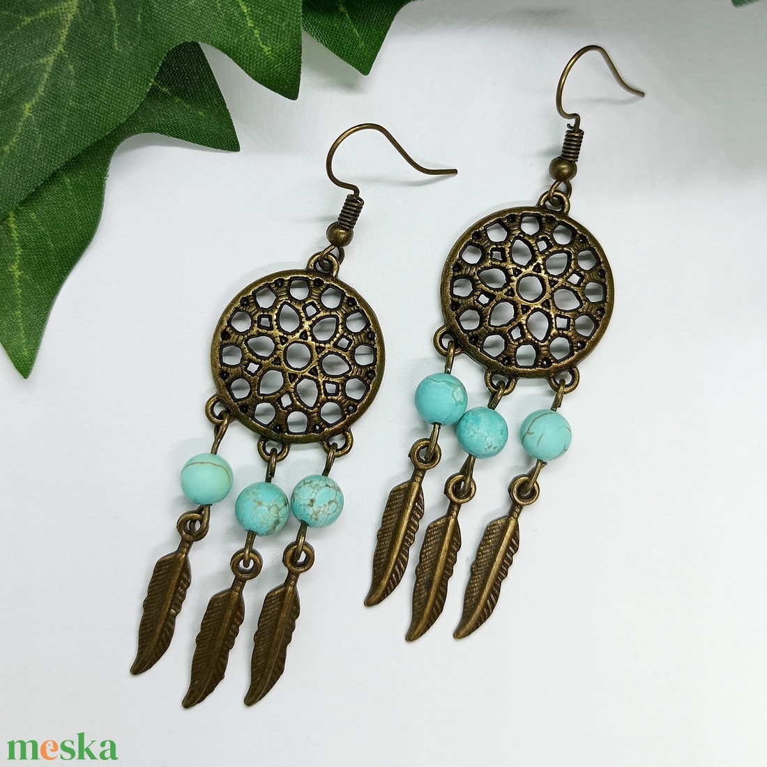 Díszes medálos türkiz howlit ásványgyöngyös lógós fülbevaló  - ékszer - fülbevaló - lógó fülbevaló - Meska.hu