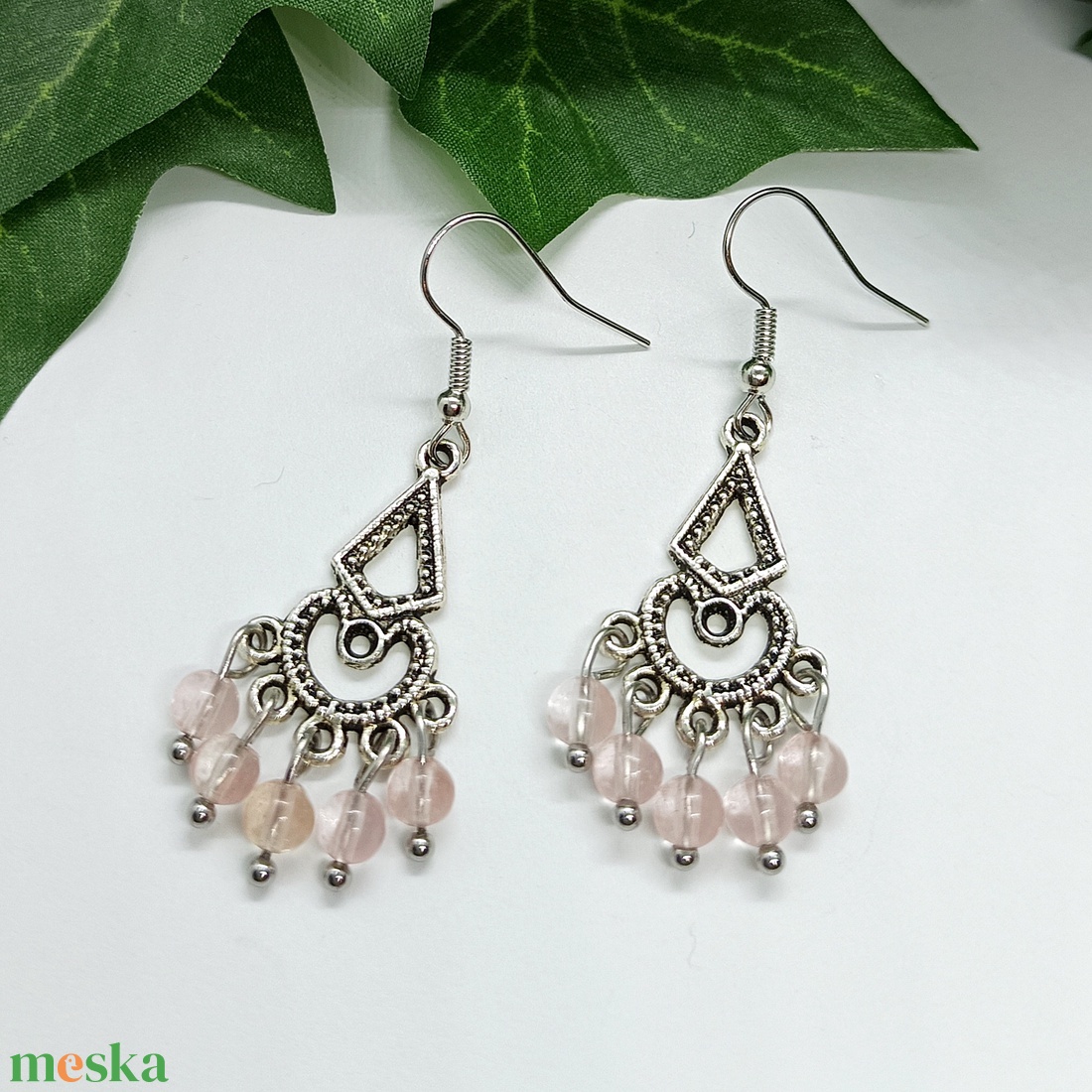 Díszes medálos halvány rózsaszín eperkvarc ásványgyöngyös lógós fülbevaló  - ékszer - fülbevaló - lógó fülbevaló - Meska.hu
