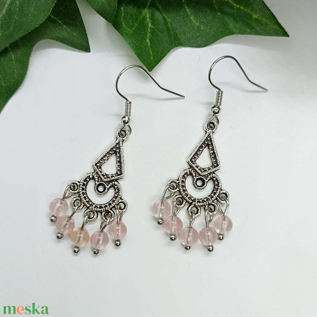 Díszes medálos halvány rózsaszín eperkvarc ásványgyöngyös lógós fülbevaló  - ékszer - fülbevaló - lógó fülbevaló - Meska.hu