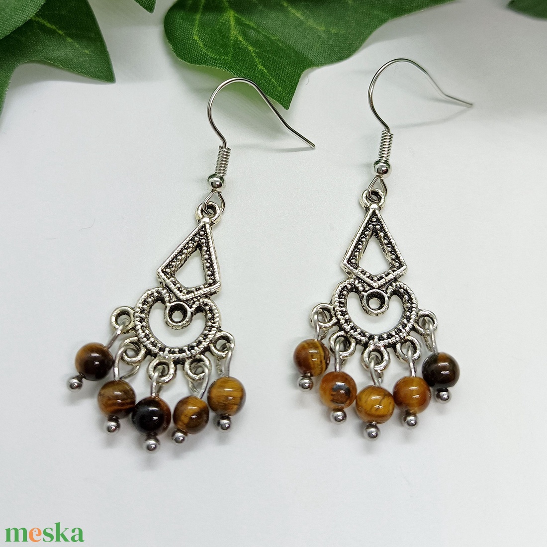 Díszes medálos tigrisszem ásványgyöngyös lógós fülbevaló  - ékszer - fülbevaló - lógó fülbevaló - Meska.hu