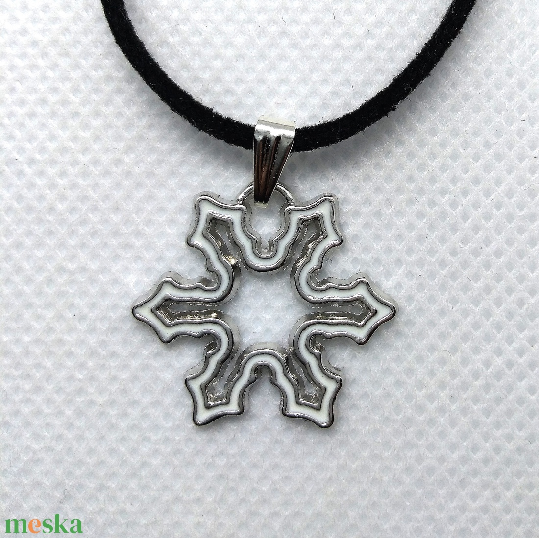 Fehér hópehely medálos, choker nyaklánc - ékszer - nyaklánc - medálos nyaklánc - Meska.hu Fehér hópehely medálos, choker nyaklánc - ékszer - nyaklánc - medálos nyaklánc - Meska.hu