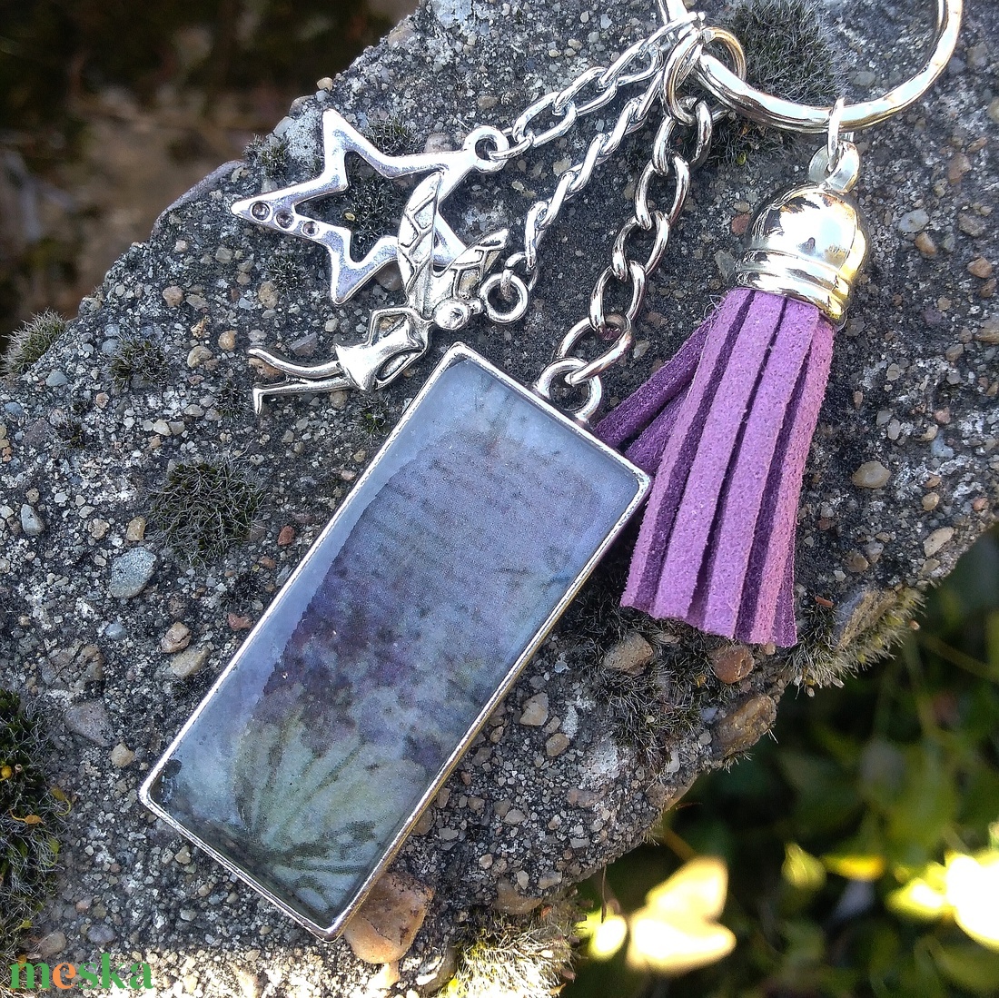 Lila rojtos, műgyanta medálos kulcstartó ezüst színű angyalka és csillag fityegővel - táska & tok - kulcstartó & táskadísz - kulcstartó - Meska.hu
