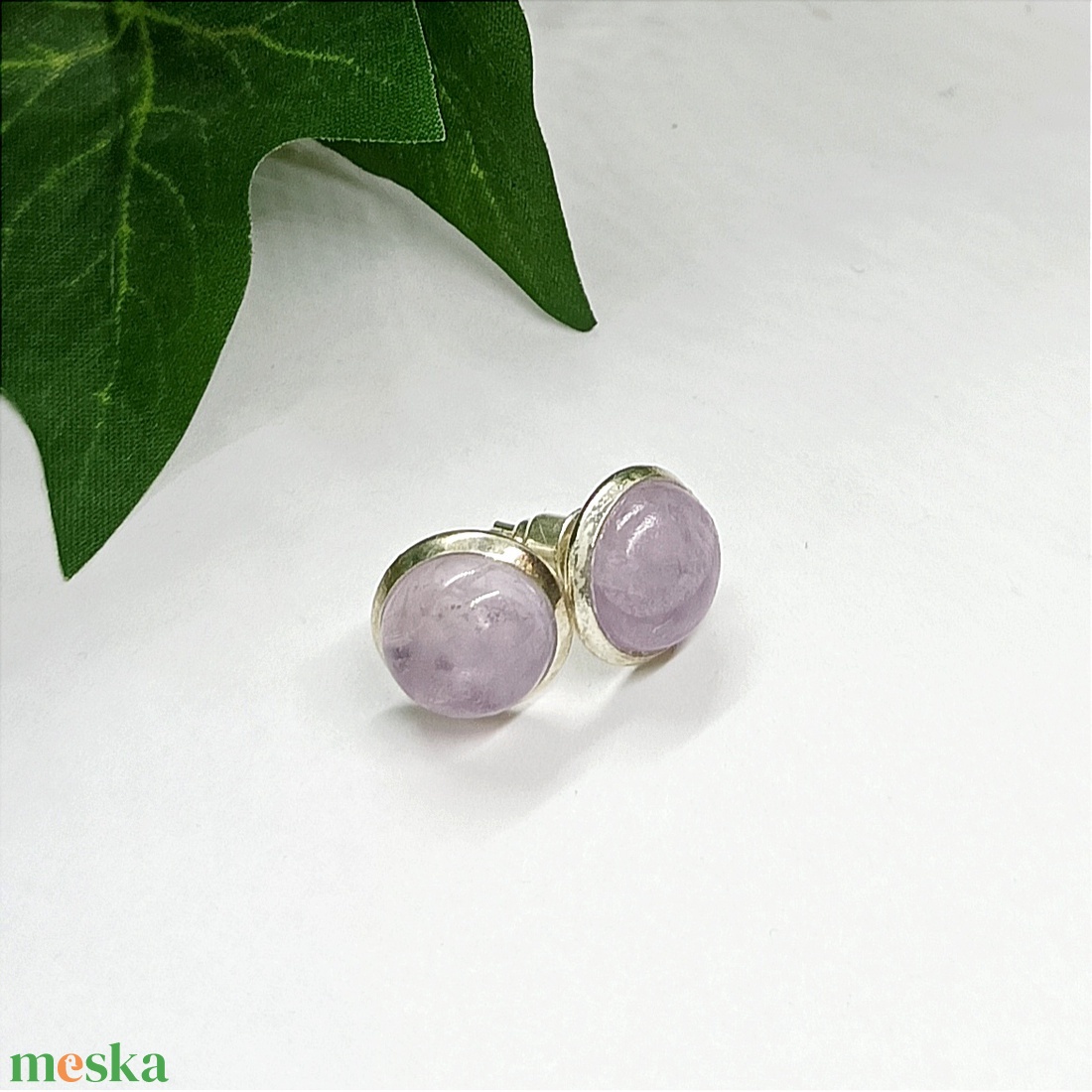 Ametiszt ásvány kaboson nikkelmentes pötty fülbevaló  - ékszer - fülbevaló - pötty fülbevaló - Meska.hu
