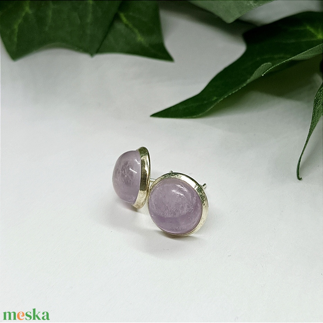 Ametiszt ásvány kaboson nikkelmentes pötty fülbevaló  - ékszer - fülbevaló - pötty fülbevaló - Meska.hu
