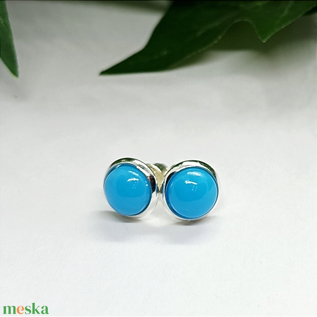 Világoskék műgyanta kaboson pötty fülbevaló  - ékszer - fülbevaló - pötty fülbevaló - Meska.hu