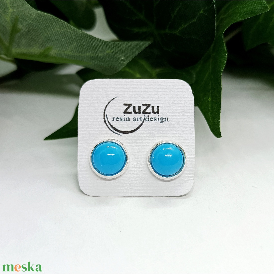 Világoskék műgyanta kaboson pötty fülbevaló  - ékszer - fülbevaló - pötty fülbevaló - Meska.hu