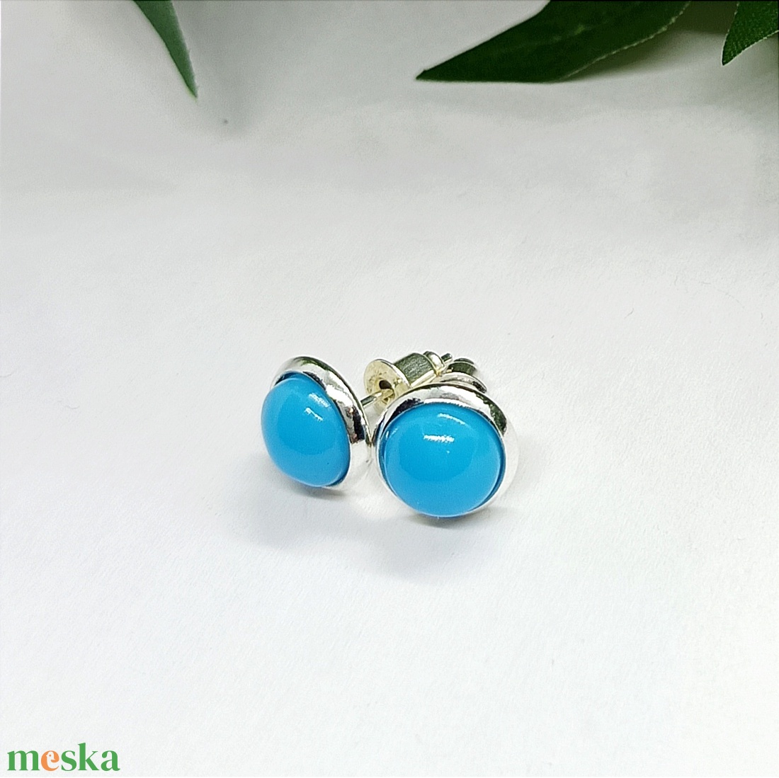 Világoskék műgyanta kaboson pötty fülbevaló  - ékszer - fülbevaló - pötty fülbevaló - Meska.hu