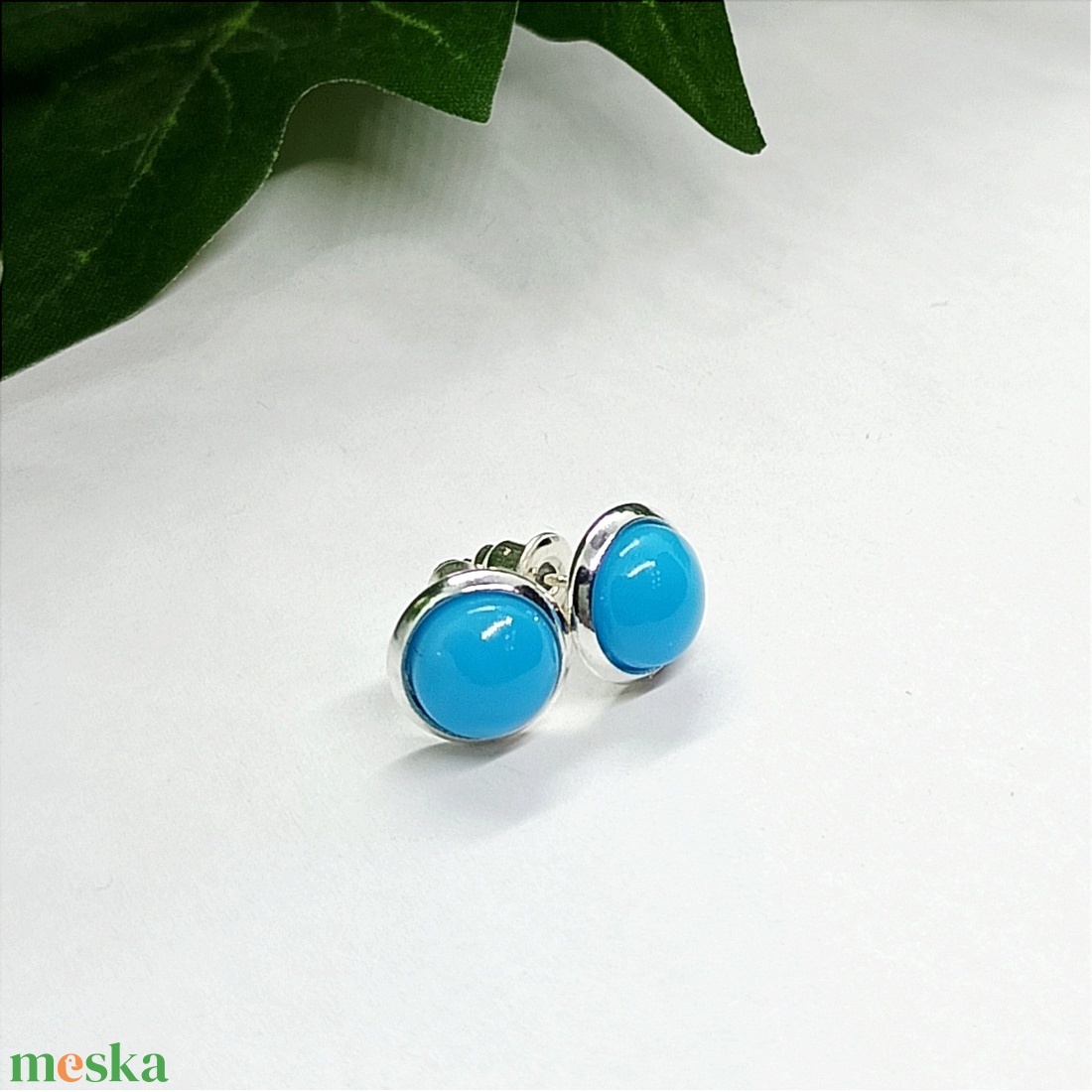 Világoskék műgyanta kaboson pötty fülbevaló  - ékszer - fülbevaló - pötty fülbevaló - Meska.hu