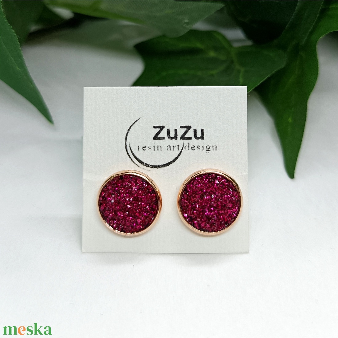 Csillogó magenta színű kő hatású, érdes felületű műgyanta kaboson pötty fülbevaló - ékszer - fülbevaló - pötty fülbevaló - Meska.hu Csillogó magenta színű kő hatású, érdes felületű műgyanta kaboson pötty fülbevaló - ékszer - fülbevaló - pötty fülbevaló - Meska.hu