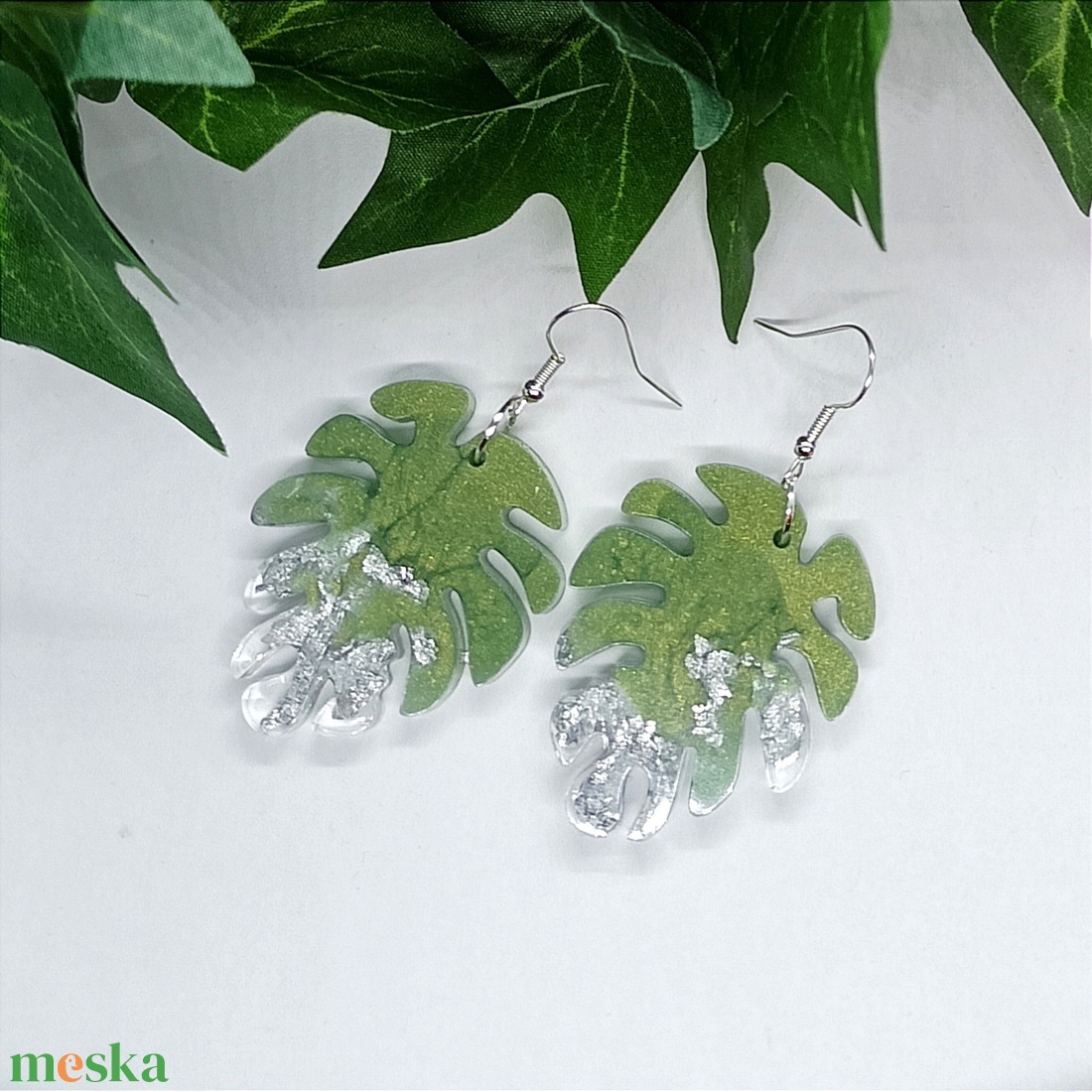 Monstera levél világoszöld és ezüst lógós műgyanta fülbevaló - ékszer - fülbevaló - lógó fülbevaló - Meska.hu Monstera levél világoszöld és ezüst lógós műgyanta fülbevaló - ékszer - fülbevaló - lógó fülbevaló - Meska.hu