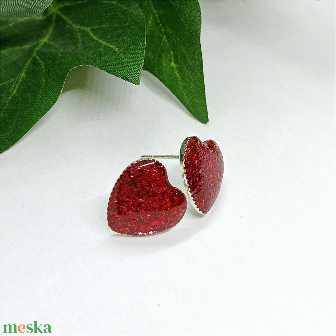 Csillogó piros színű szivecske műgyanta pötty fülbevaló  - ékszer - fülbevaló - pötty fülbevaló - Meska.hu