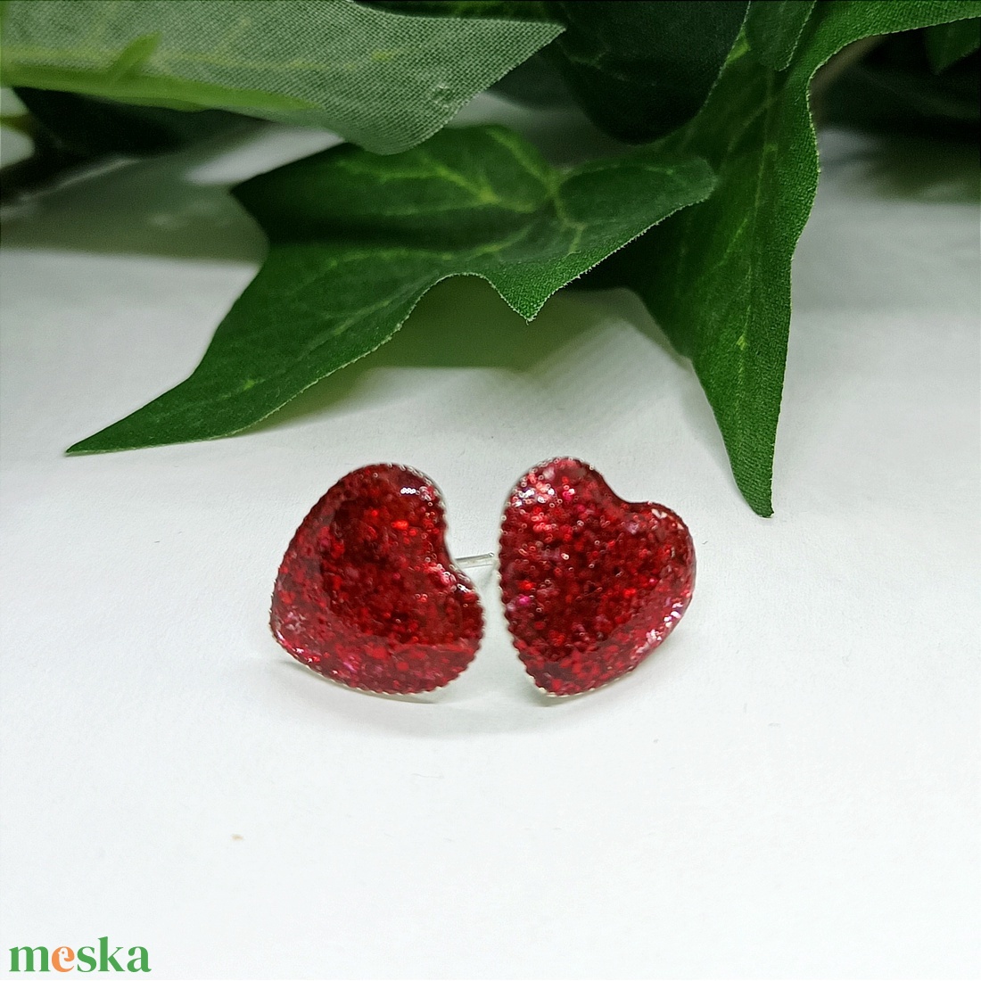 Csillogó piros színű szivecske műgyanta pötty fülbevaló  - ékszer - fülbevaló - pötty fülbevaló - Meska.hu