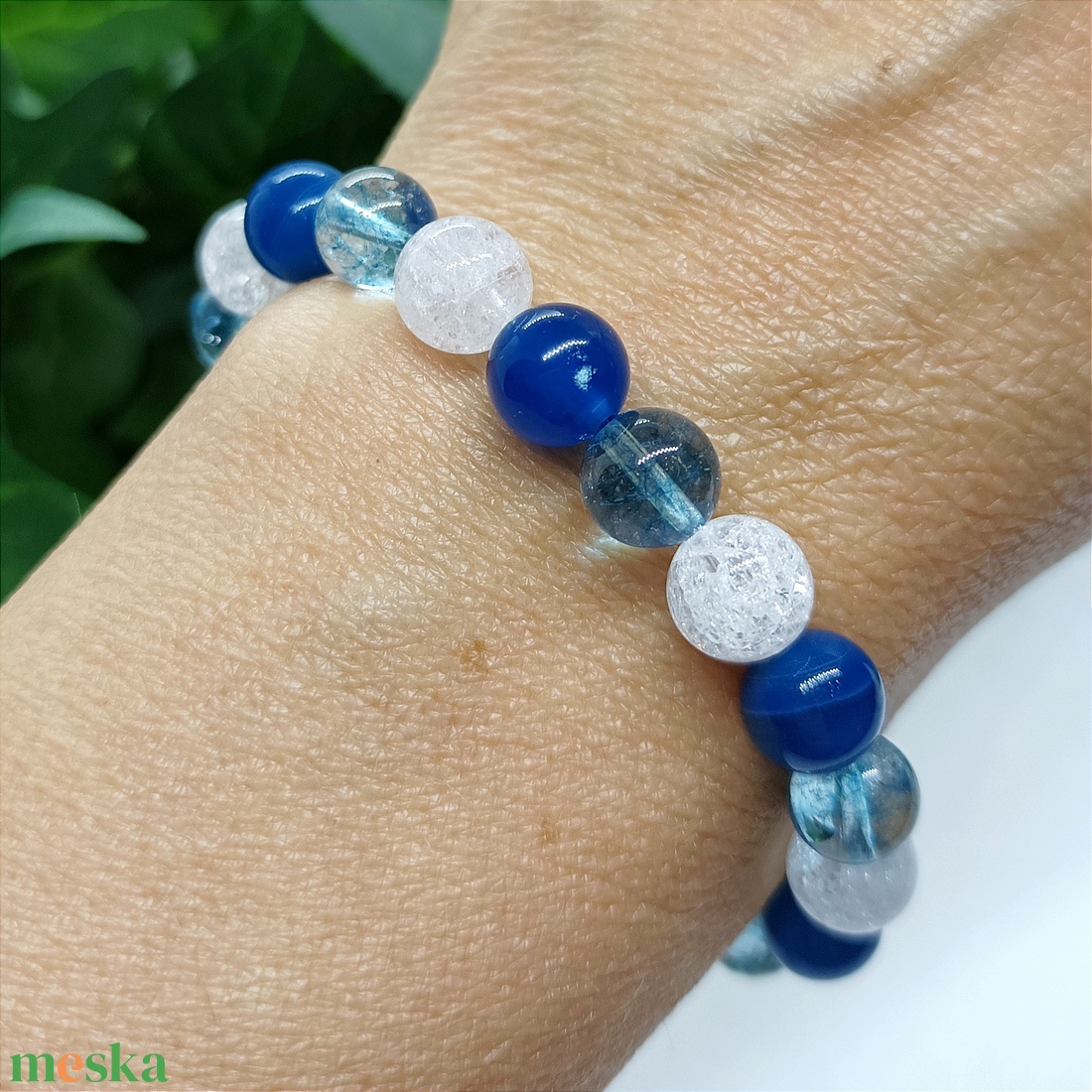 Kék achát és roppantott hegyikristály ásványgyöngy karkötő - ékszer - karkötő - gyöngyös karkötő - Meska.hu