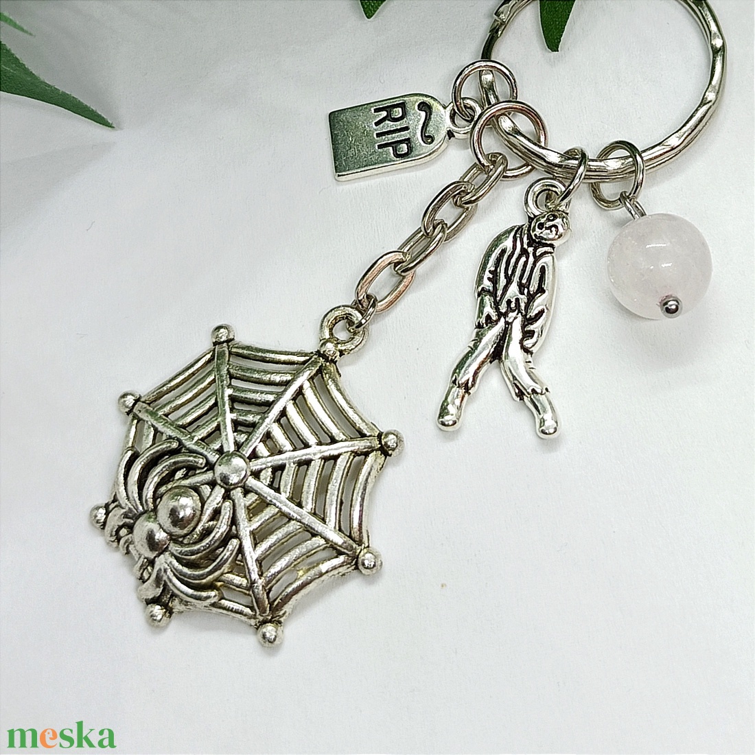 Ezüst színű Halloween kulcstartó - otthon & életmód - dekoráció - halloween - halloweeni figurák - Meska.hu Ezüst színű Halloween kulcstartó - otthon & életmód - dekoráció - halloween - halloweeni figurák - Meska.hu