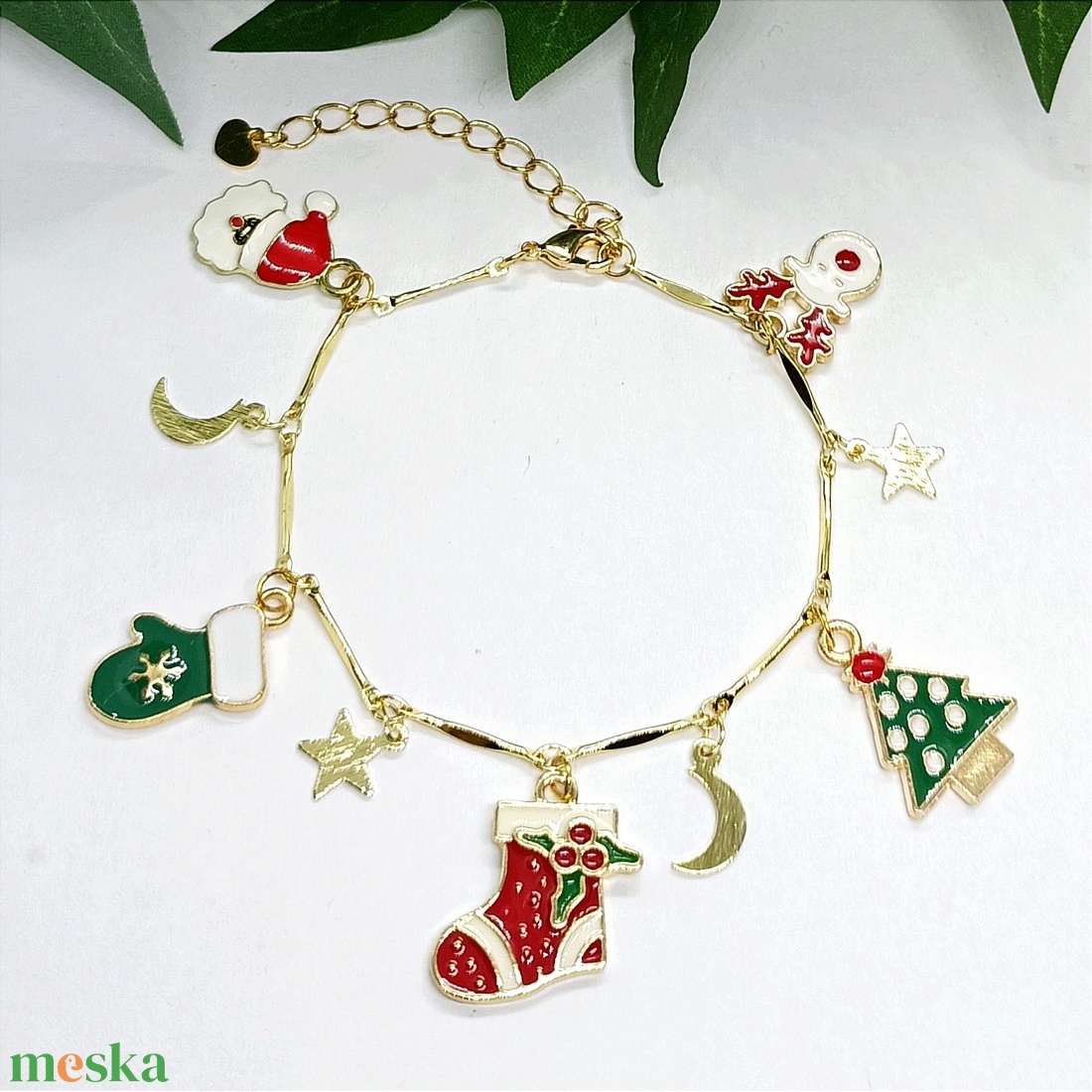 Karácsonyi karkötő színes medálokkal díszítve - karácsony - mikulás - mikulás ajándékok - Meska.hu