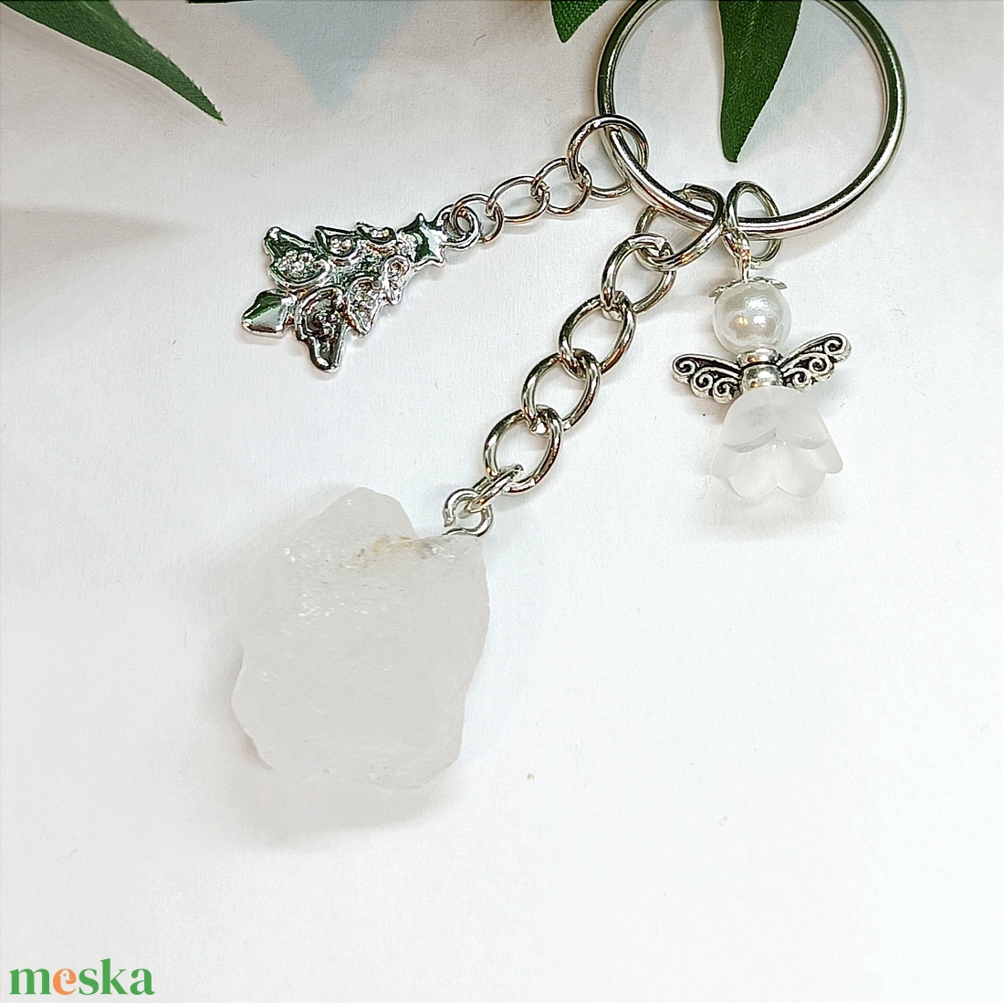 Nyers hegyikristály ásvány medálos kulcstartó fehér angyalkával  és ezüst színű fenyőfa fityegővel díszítve  - táska & tok - kulcstartó & táskadísz - kulcstartó - Meska.hu