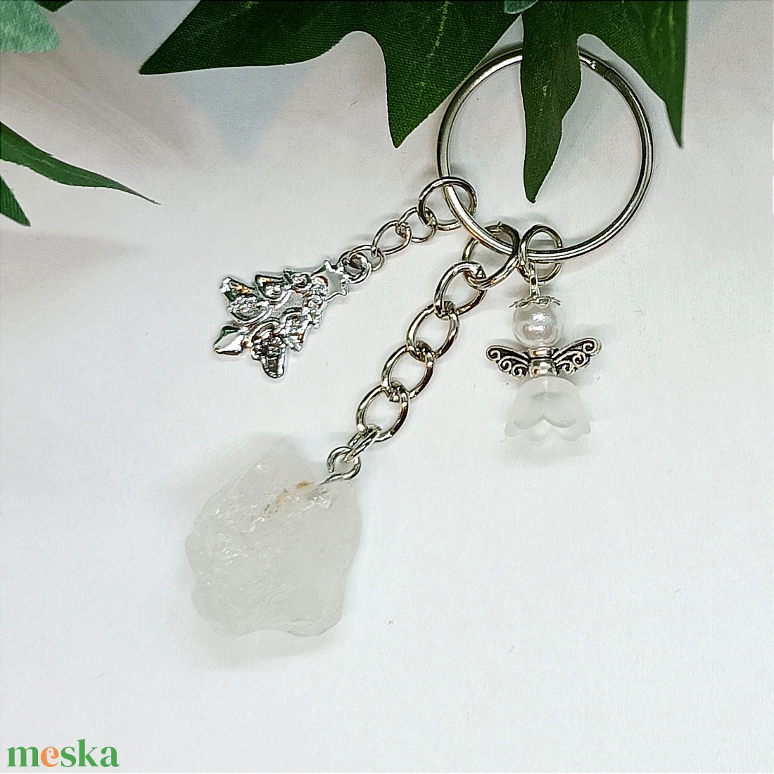Nyers hegyikristály ásvány medálos kulcstartó fehér angyalkával  és ezüst színű fenyőfa fityegővel díszítve  - táska & tok - kulcstartó & táskadísz - kulcstartó - Meska.hu