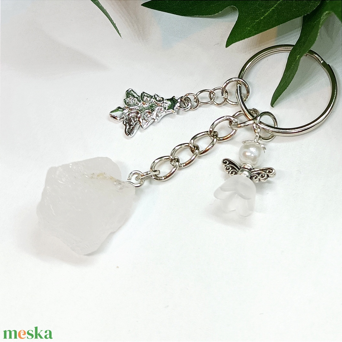 Nyers hegyikristály ásvány medálos kulcstartó fehér angyalkával  és ezüst színű fenyőfa fityegővel díszítve  - táska & tok - kulcstartó & táskadísz - kulcstartó - Meska.hu