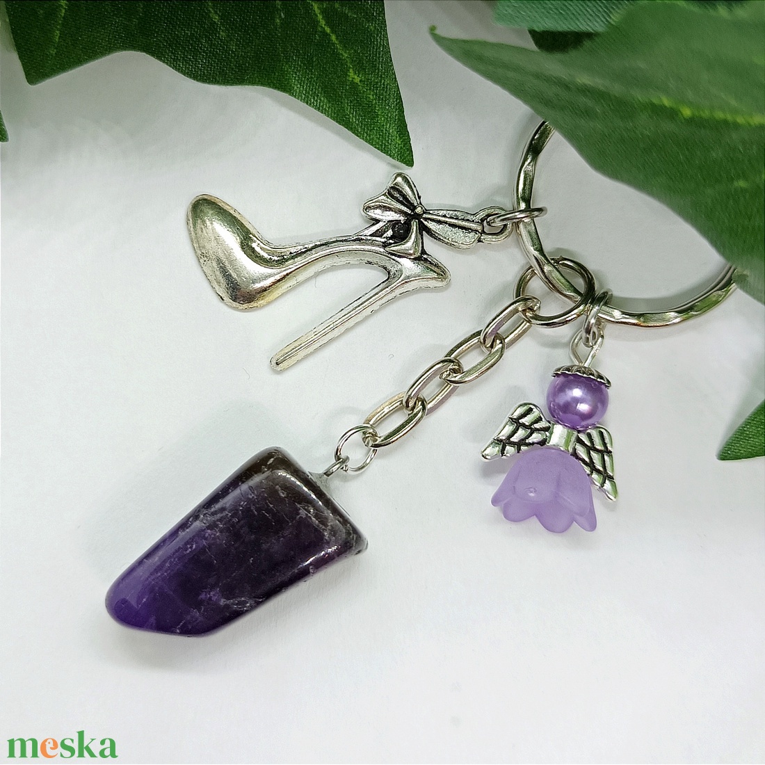 Ametiszt ásvány medálos kulcstartó lila angyalkával  és ezüst színű tűsarkú cipő fityegővel díszítve  - táska & tok - kulcstartó & táskadísz - kulcstartó - Meska.hu