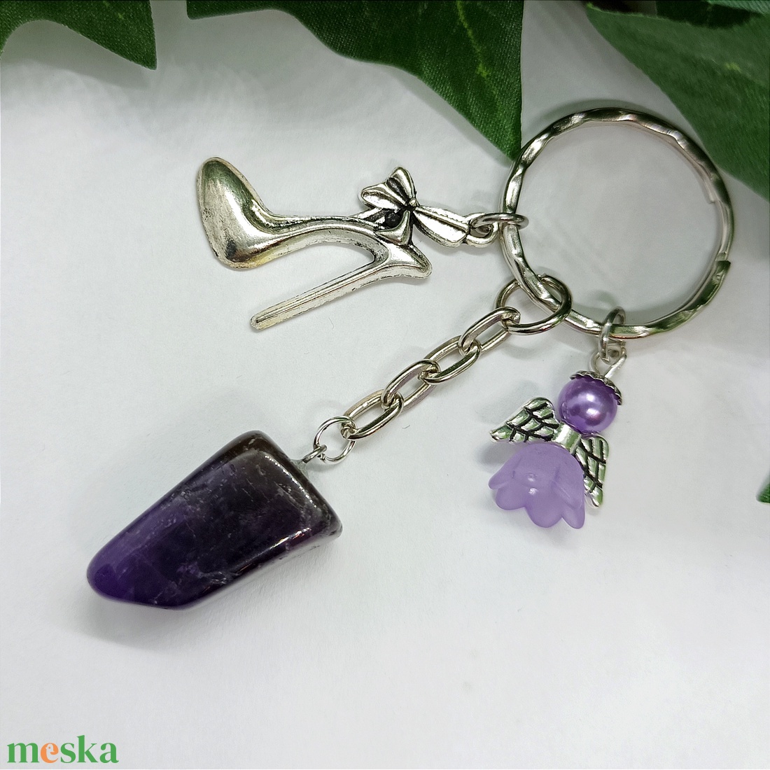 Ametiszt ásvány medálos kulcstartó lila angyalkával  és ezüst színű tűsarkú cipő fityegővel díszítve  - táska & tok - kulcstartó & táskadísz - kulcstartó - Meska.hu