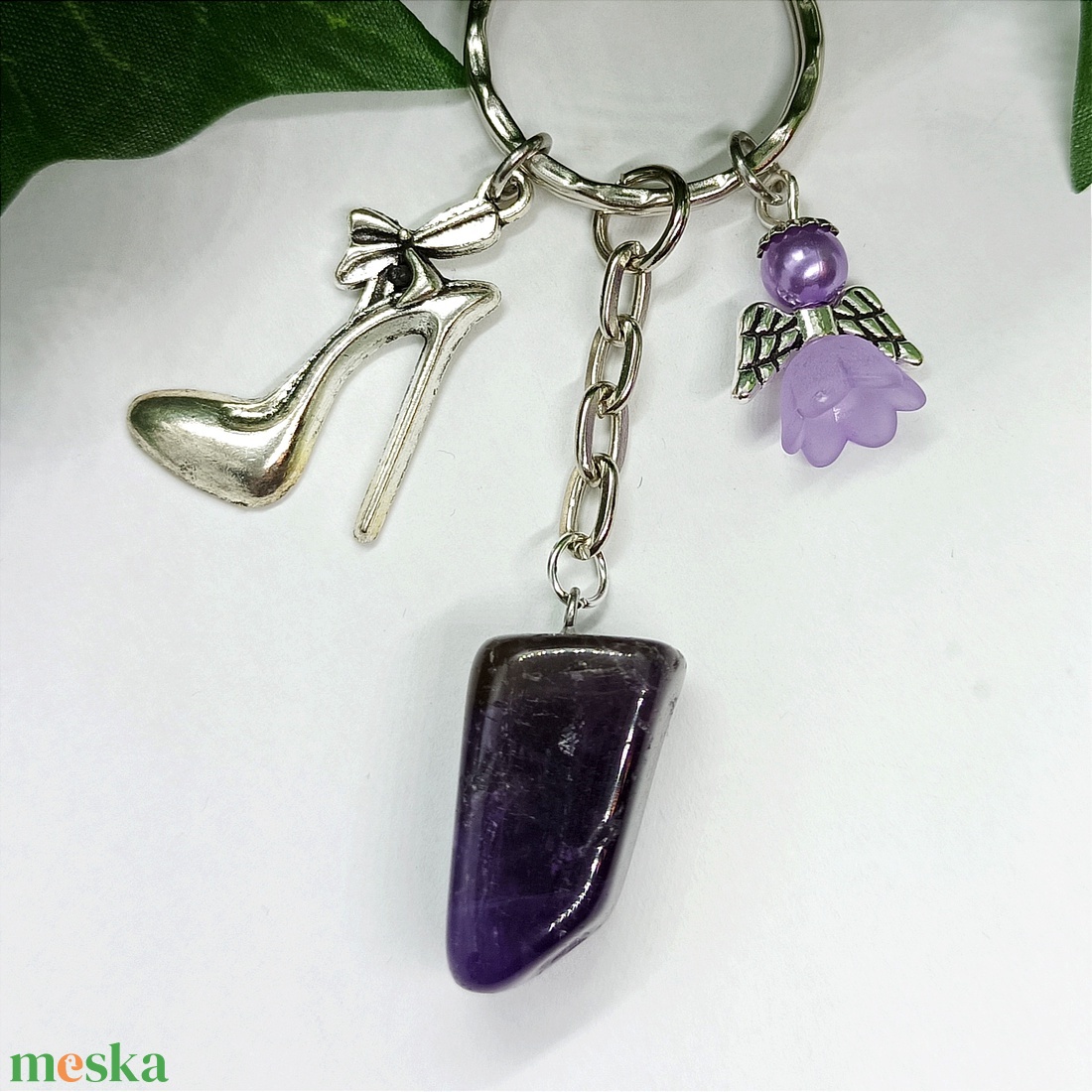 Ametiszt ásvány medálos kulcstartó lila angyalkával  és ezüst színű tűsarkú cipő fityegővel díszítve  - táska & tok - kulcstartó & táskadísz - kulcstartó - Meska.hu