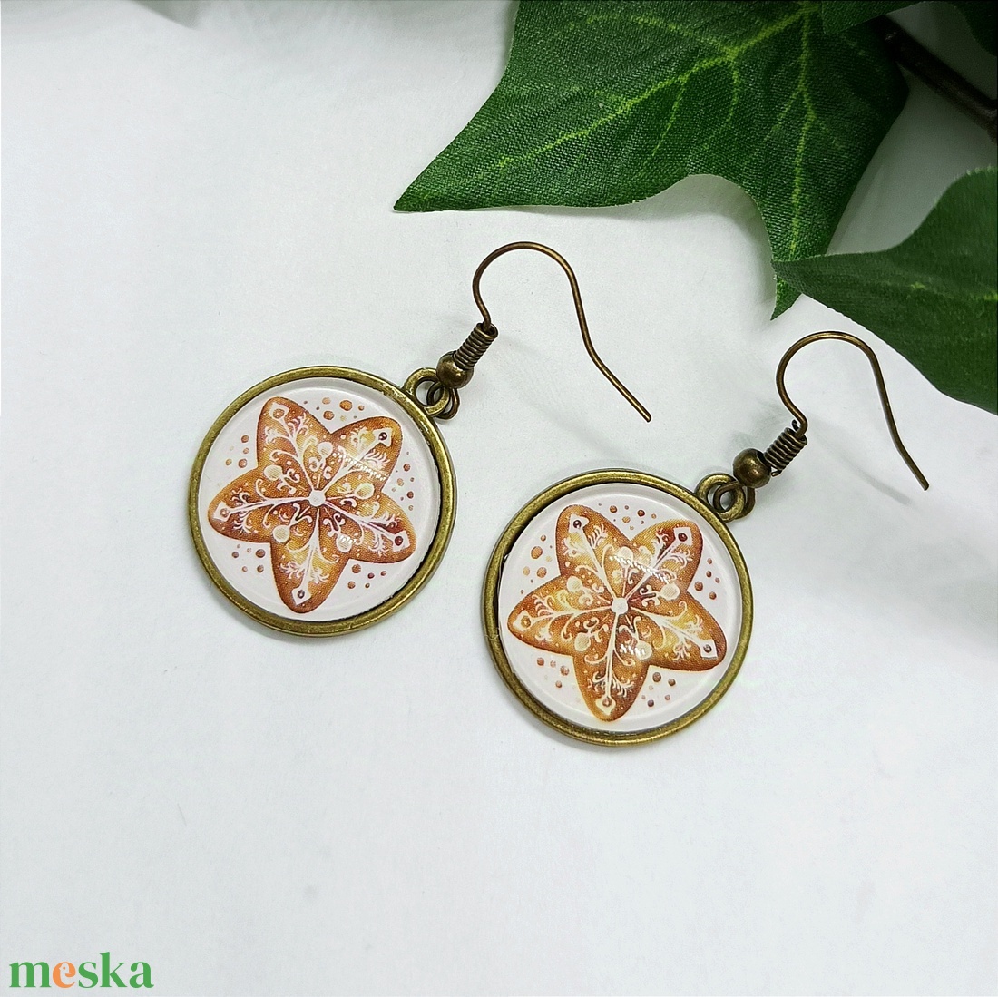 Mézeskalács mintás üveglencse medálos lógós fülbevaló  - karácsony - karácsonyi ruházat - karácsonyi ruha kiegészítők - Meska.hu