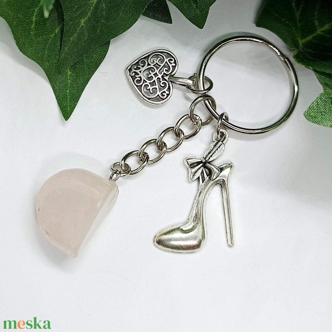 Rózsakvarc ásvány medálos kulcstartó szív és tűsarkú cipő fityegővel díszítve  - táska & tok - kulcstartó & táskadísz - kulcstartó - Meska.hu