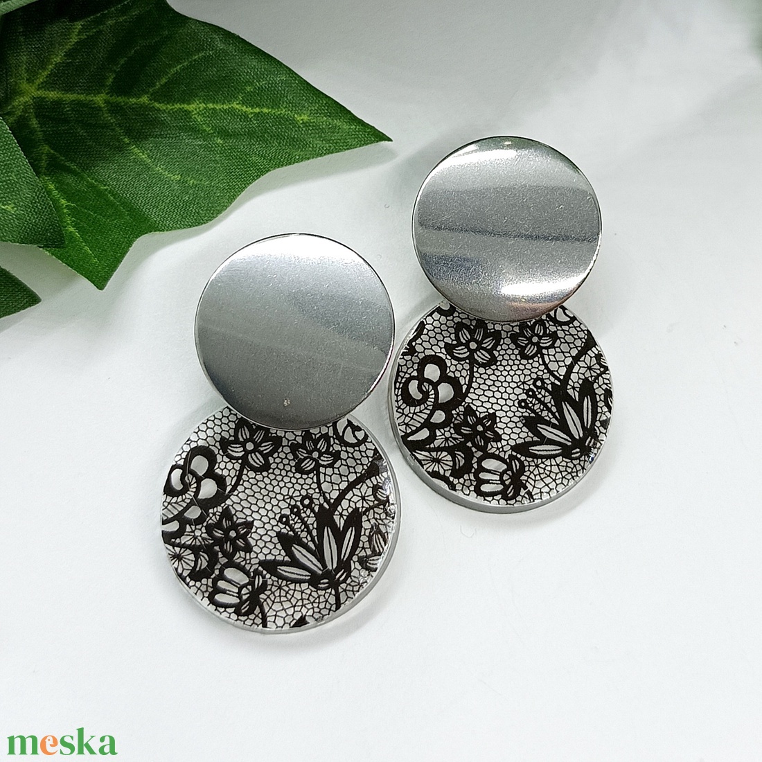 Fekete csipke mintás medálos nemesacél beszúrós fülbevaló  - ékszer - fülbevaló - lógó fülbevaló - Meska.hu