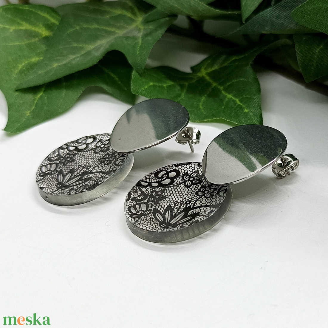 Fekete csipke mintás medálos nemesacél beszúrós fülbevaló  - ékszer - fülbevaló - lógó fülbevaló - Meska.hu