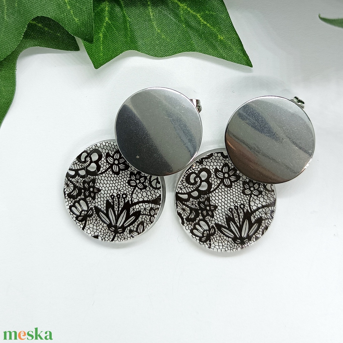 Fekete csipke mintás medálos nemesacél beszúrós fülbevaló  - ékszer - fülbevaló - lógó fülbevaló - Meska.hu