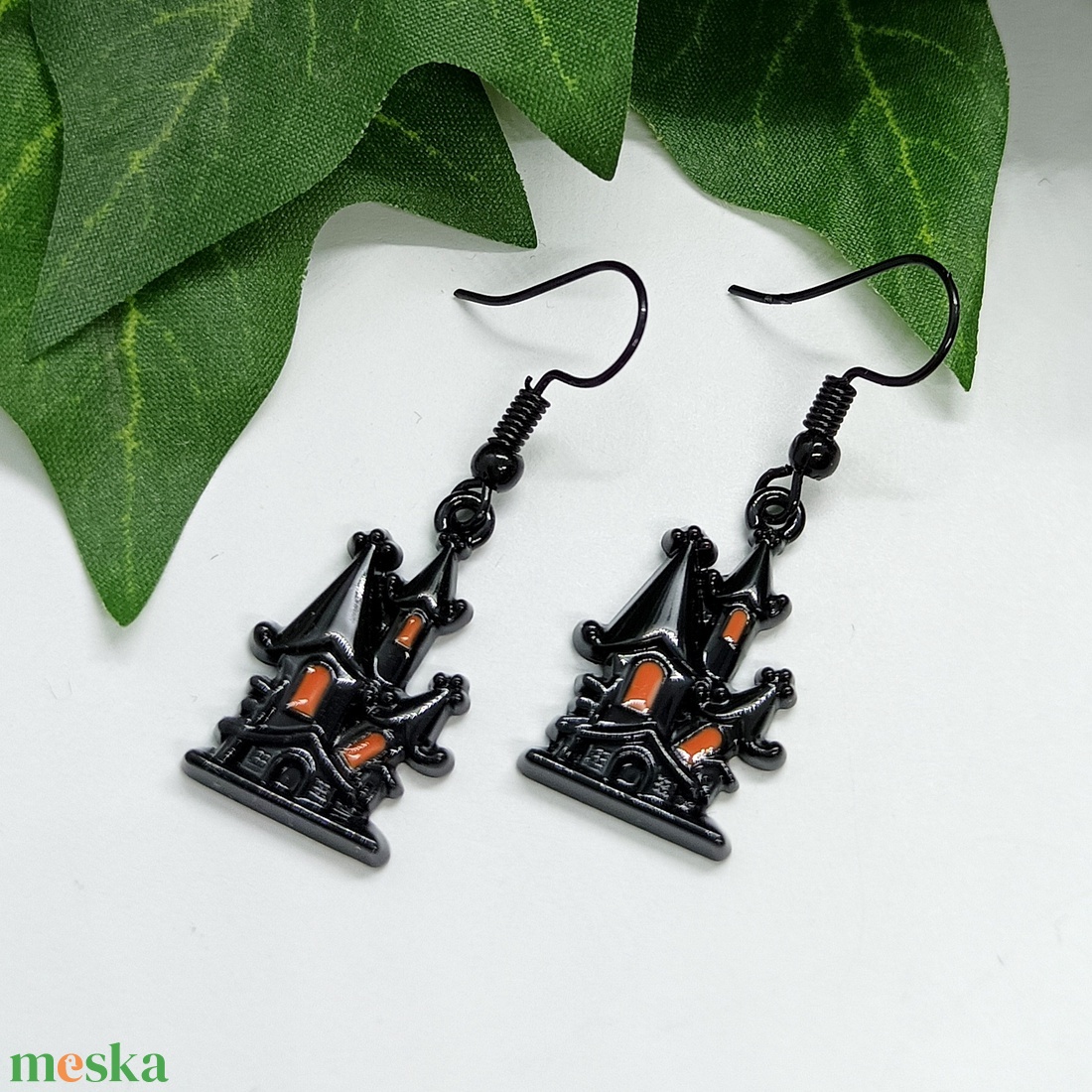 Fekete színű Halloween kastély medálos lógós fülbevaló - otthon & életmód - dekoráció - halloween - halloweeni ékszerek - Meska.hu Fekete színű Halloween kastély medálos lógós fülbevaló - otthon & életmód - dekoráció - halloween - halloweeni ékszerek - Meska.hu