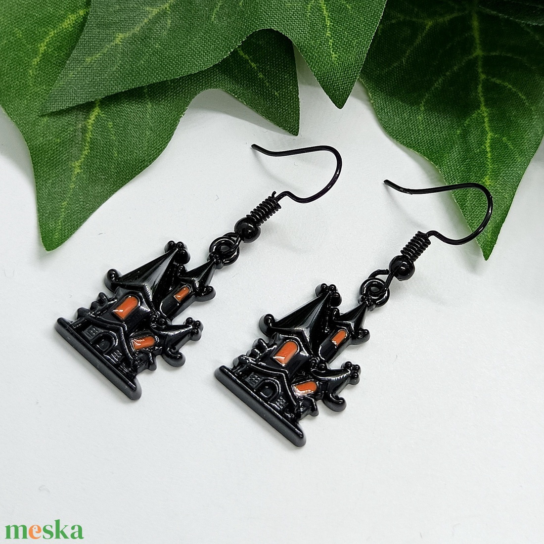 Fekete színű Halloween kastély medálos lógós fülbevaló - otthon & életmód - dekoráció - halloween - halloweeni ékszerek - Meska.hu Fekete színű Halloween kastély medálos lógós fülbevaló - otthon & életmód - dekoráció - halloween - halloweeni ékszerek - Meska.hu