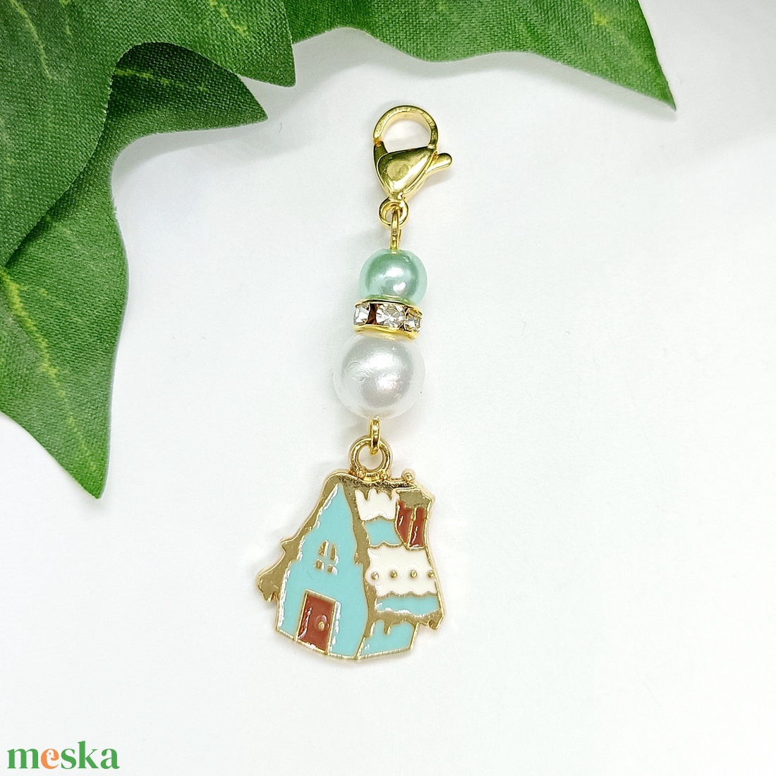 Türkiz színű havas tetejű házikó medálos kulcstartó, táskadísz - táska & tok - kulcstartó & táskadísz - táskadísz - Meska.hu