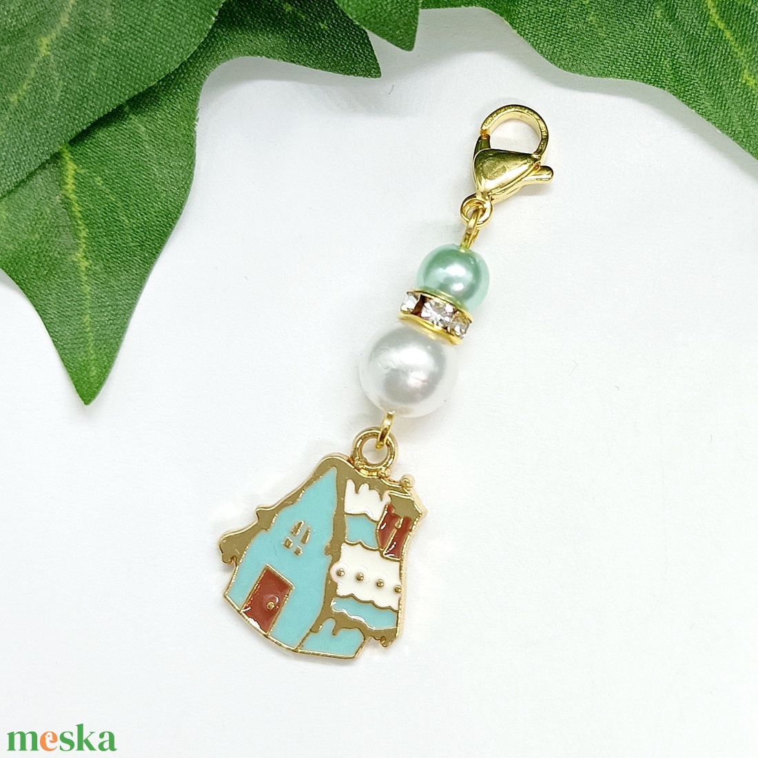 Türkiz színű havas tetejű házikó medálos kulcstartó, táskadísz - táska & tok - kulcstartó & táskadísz - táskadísz - Meska.hu