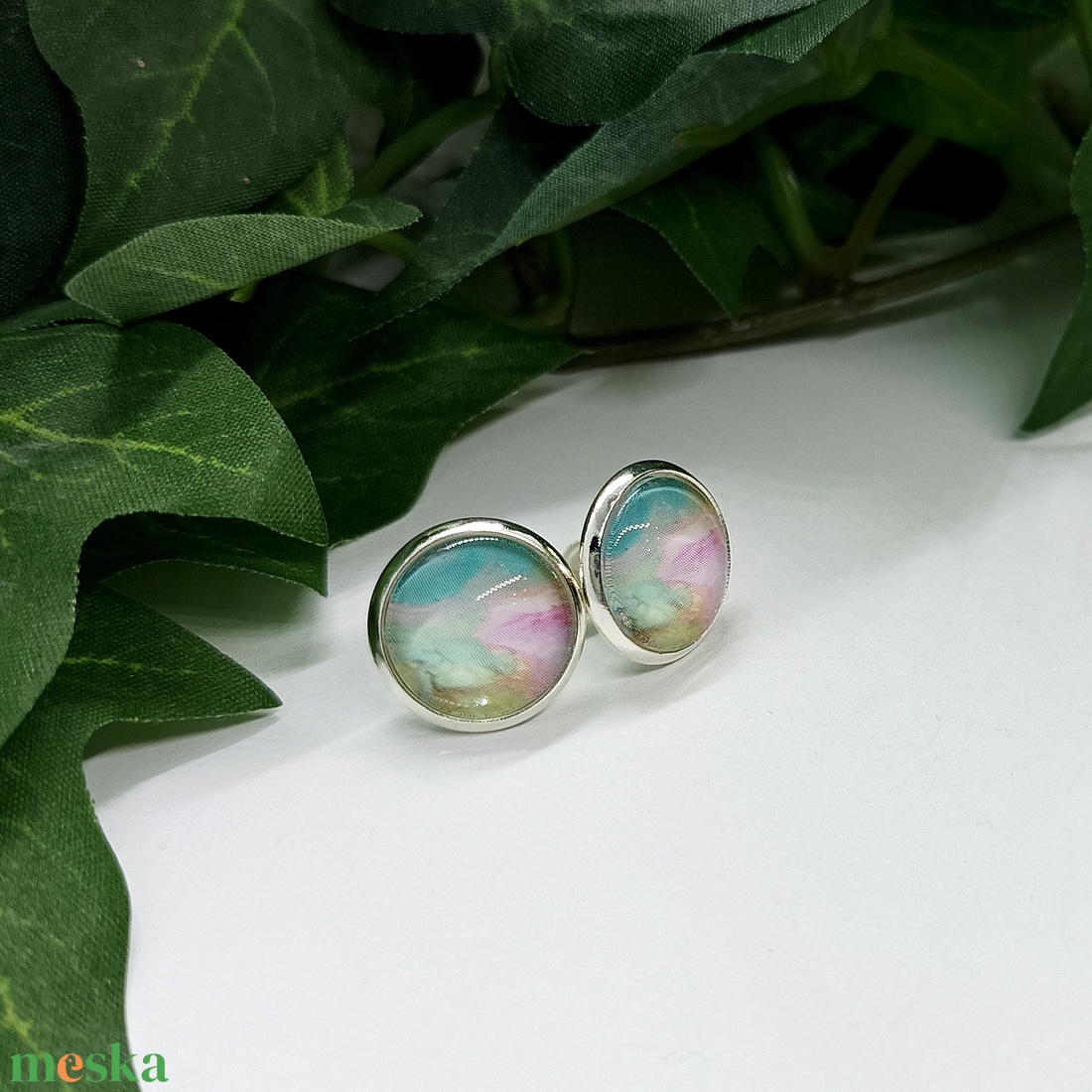 Türkiz és rózsaszínű márvány mintás pötty fülbevaló - ékszer - fülbevaló - pötty fülbevaló - Meska.hu