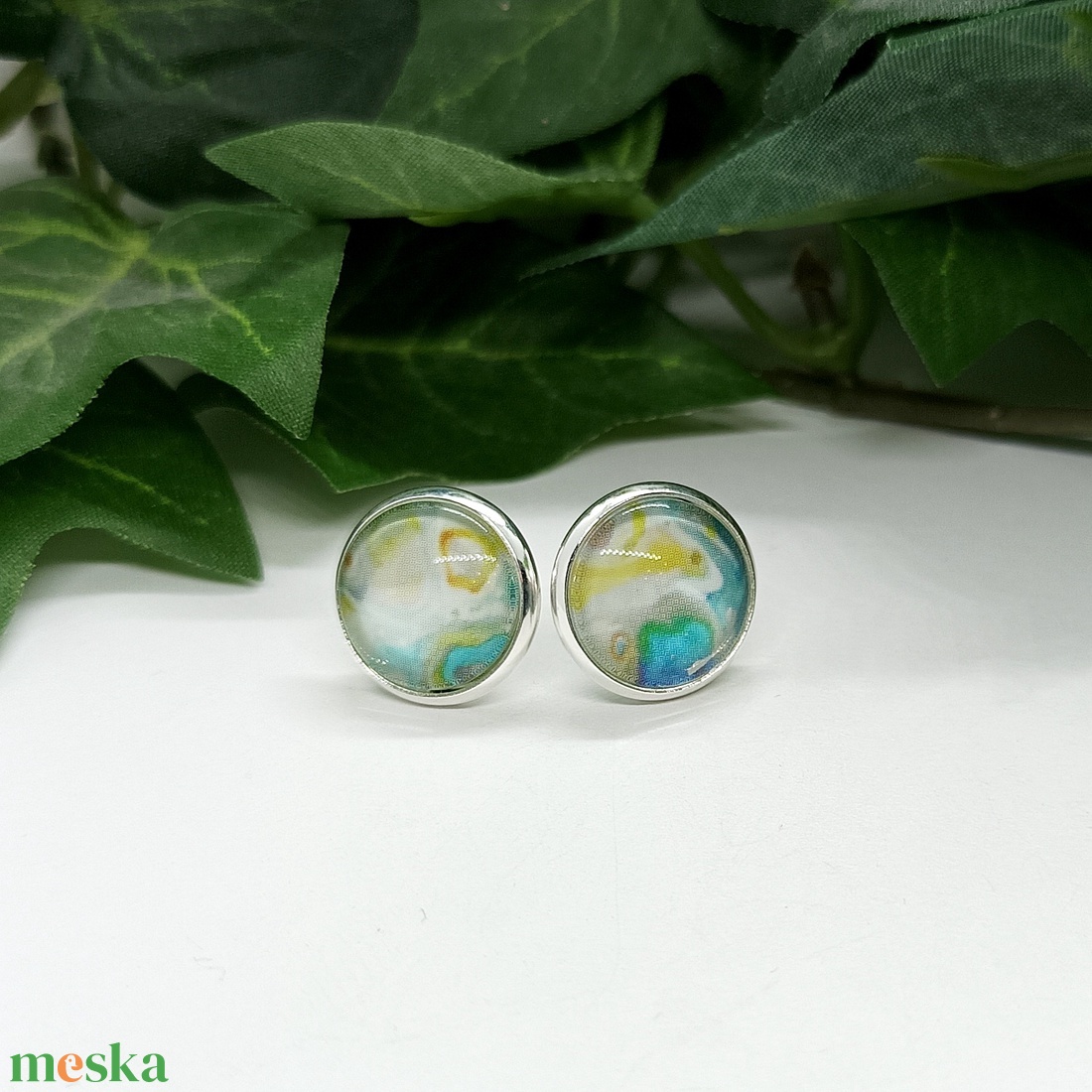 Kék és zöld színű márvány mintás pötty fülbevaló - ékszer - fülbevaló - pötty fülbevaló - Meska.hu