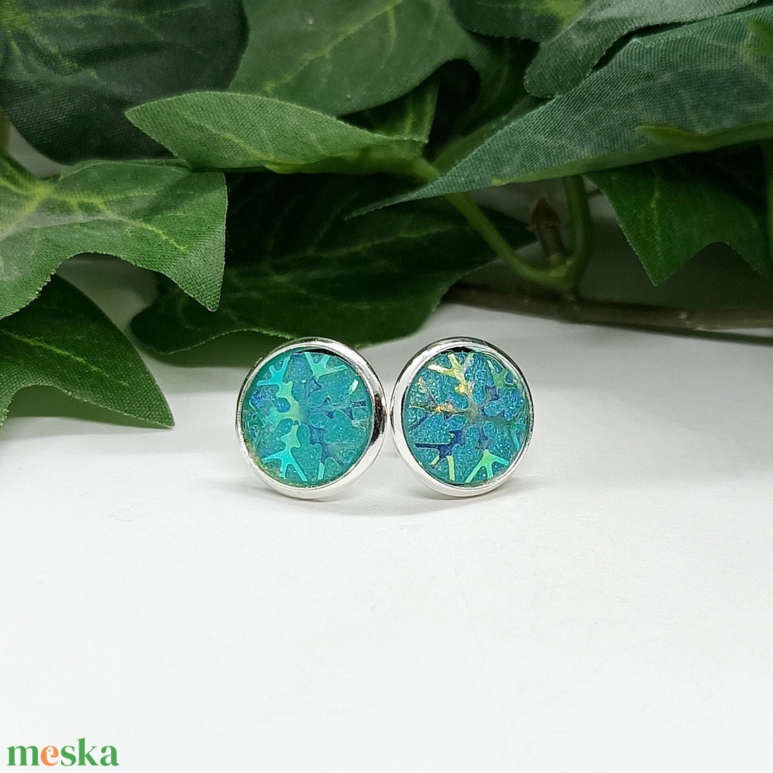 Világoskék hópehely mintás kaboson pötty fülbevaló  - ékszer - fülbevaló - pötty fülbevaló - Meska.hu Világoskék hópehely mintás kaboson pötty fülbevaló  - ékszer - fülbevaló - pötty fülbevaló - Meska.hu