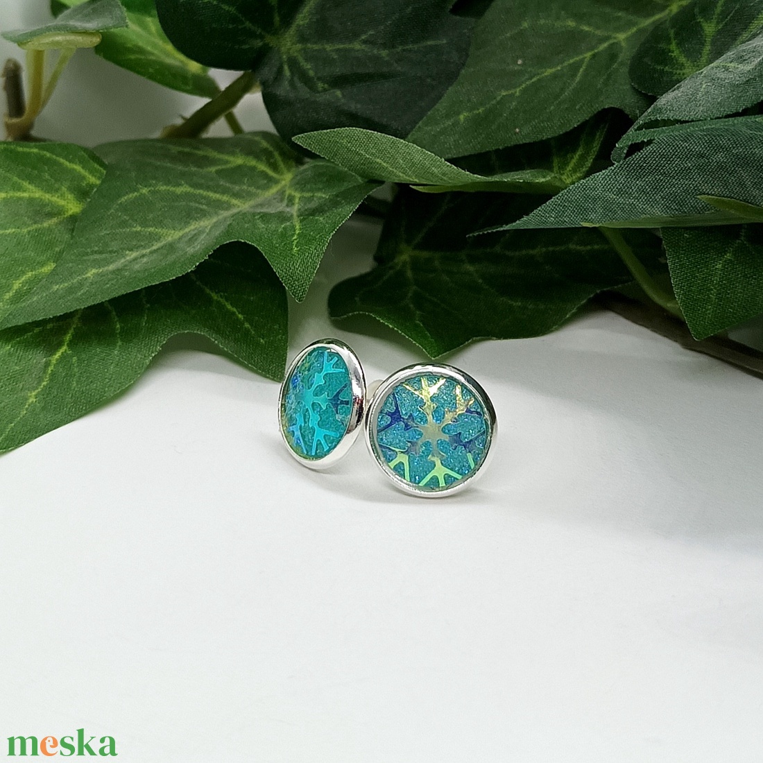 Világoskék hópehely mintás kaboson pötty fülbevaló  - ékszer - fülbevaló - pötty fülbevaló - Meska.hu Világoskék hópehely mintás kaboson pötty fülbevaló  - ékszer - fülbevaló - pötty fülbevaló - Meska.hu