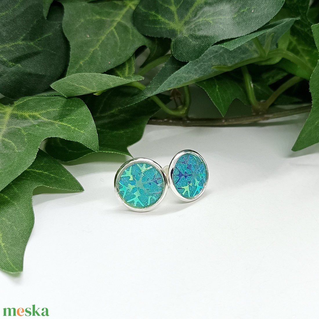 Világoskék hópehely mintás kaboson pötty fülbevaló  - ékszer - fülbevaló - pötty fülbevaló - Meska.hu Világoskék hópehely mintás kaboson pötty fülbevaló  - ékszer - fülbevaló - pötty fülbevaló - Meska.hu