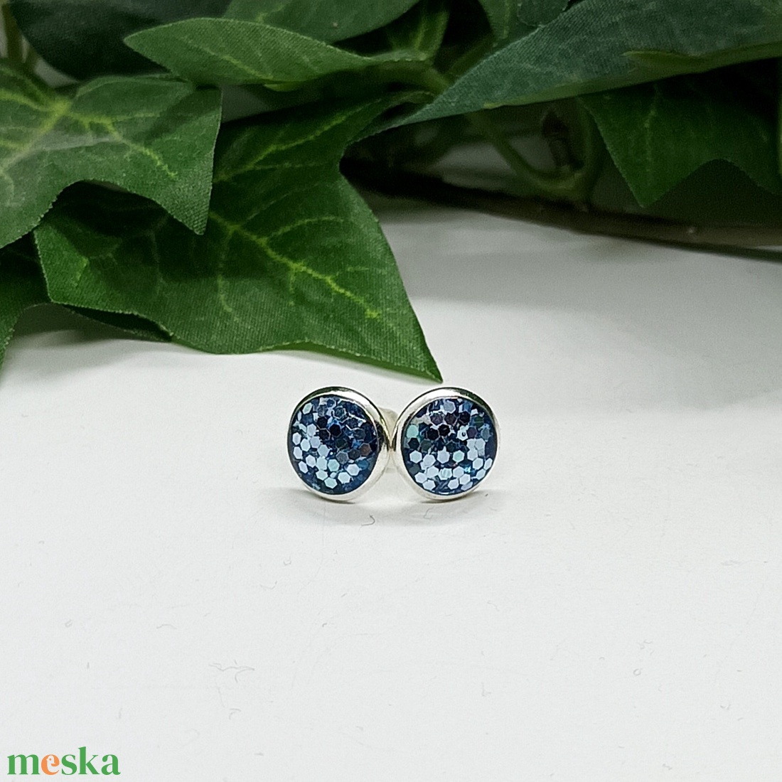 Csillogó jégkék műgyanta pötty fülbevaló  - ékszer - fülbevaló - pötty fülbevaló - Meska.hu