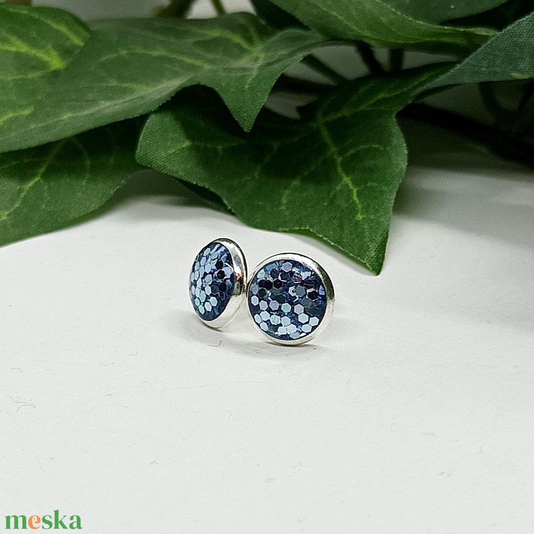 Csillogó jégkék műgyanta pötty fülbevaló  - ékszer - fülbevaló - pötty fülbevaló - Meska.hu