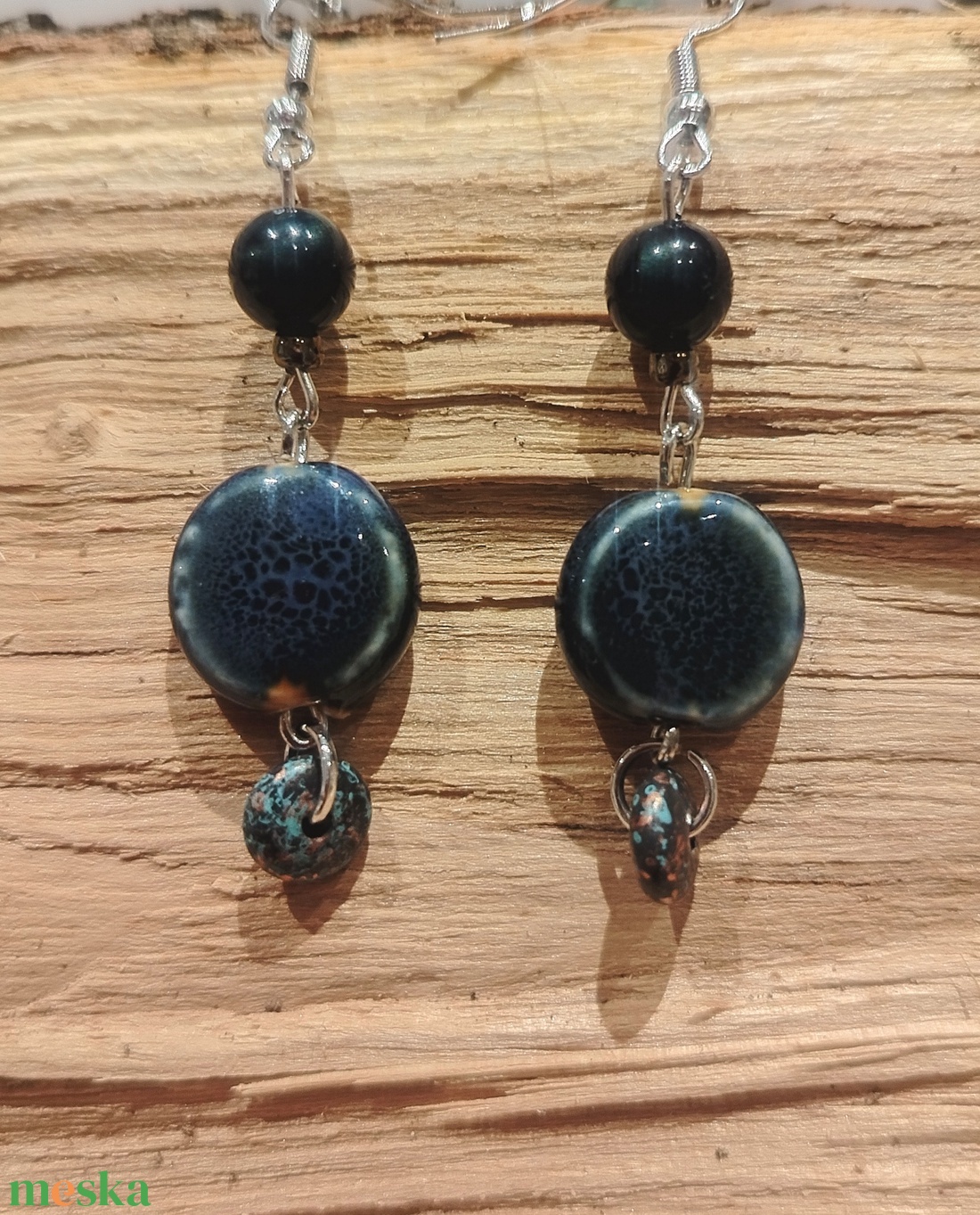 Lógós fülbevaló gyöngyökkel - ékszer - fülbevaló - lógó fülbevaló - Meska.hu Lógós fülbevaló gyöngyökkel - ékszer - fülbevaló - lógó fülbevaló - Meska.hu