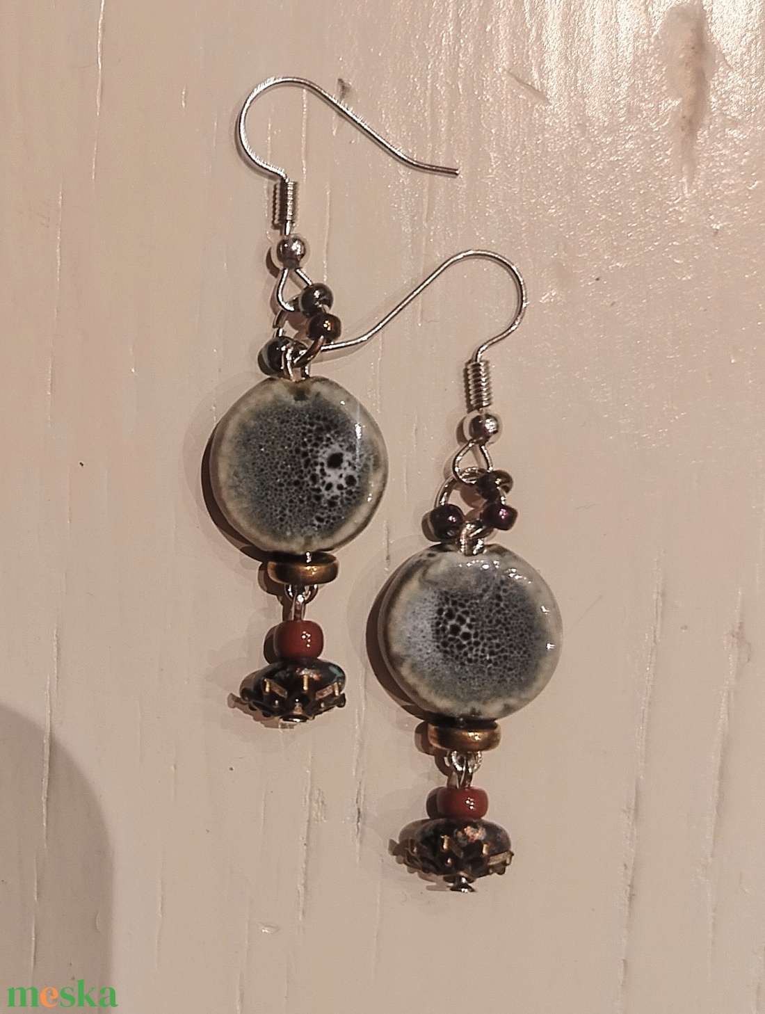 Lógós fülbevaló gyöngyökkel - ékszer - fülbevaló - lógó fülbevaló - Meska.hu Lógós fülbevaló gyöngyökkel - ékszer - fülbevaló - lógó fülbevaló - Meska.hu