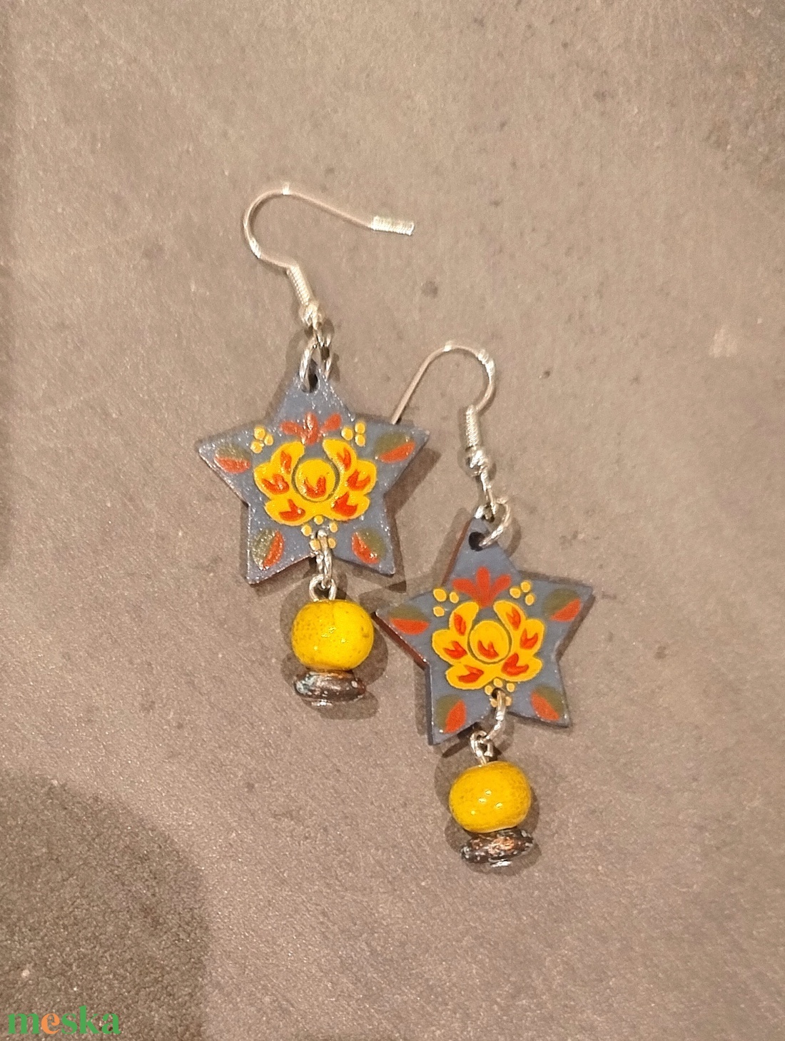 Virágos festett fülbevaló  - ékszer - fülbevaló - lógós kerek fülbevaló - Meska.hu