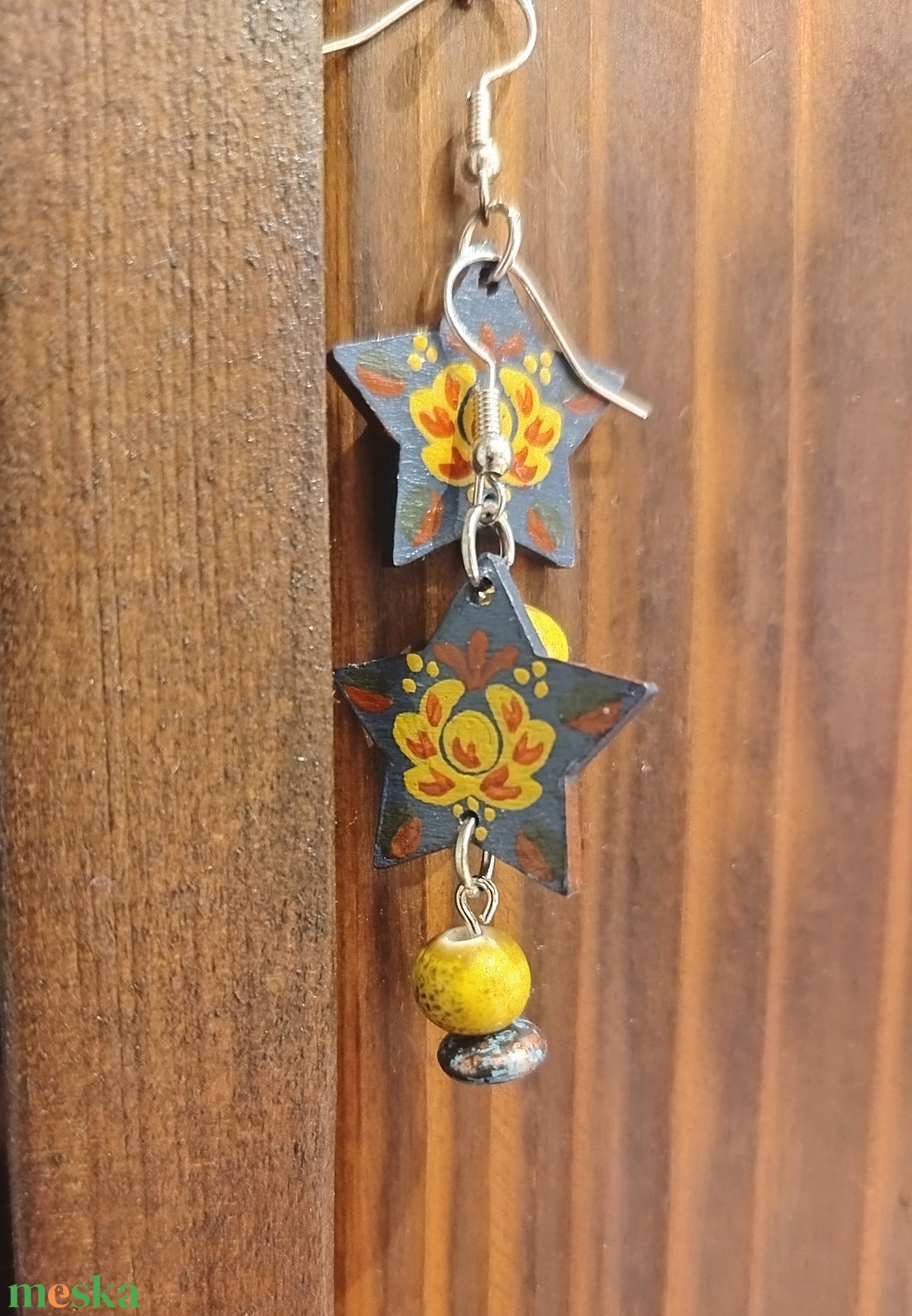 Virágos festett fülbevaló  - ékszer - fülbevaló - lógós kerek fülbevaló - Meska.hu