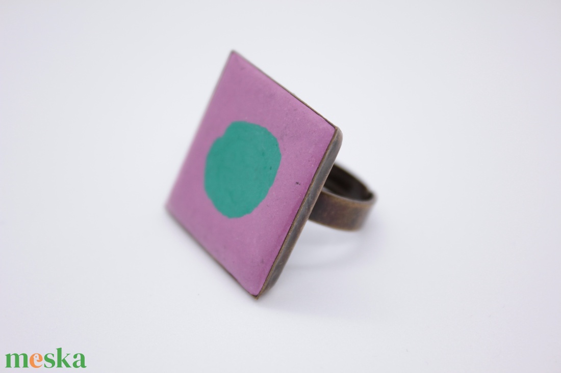 Anyagában színezett, pink alapon heliogénzöld mintával négyzet alakú beton gyűrű. - ékszer - gyűrű - figurális gyűrű - Meska.hu Anyagában színezett, pink alapon heliogénzöld mintával négyzet alakú beton gyűrű. - ékszer - gyűrű - figurális gyűrű - Meska.hu