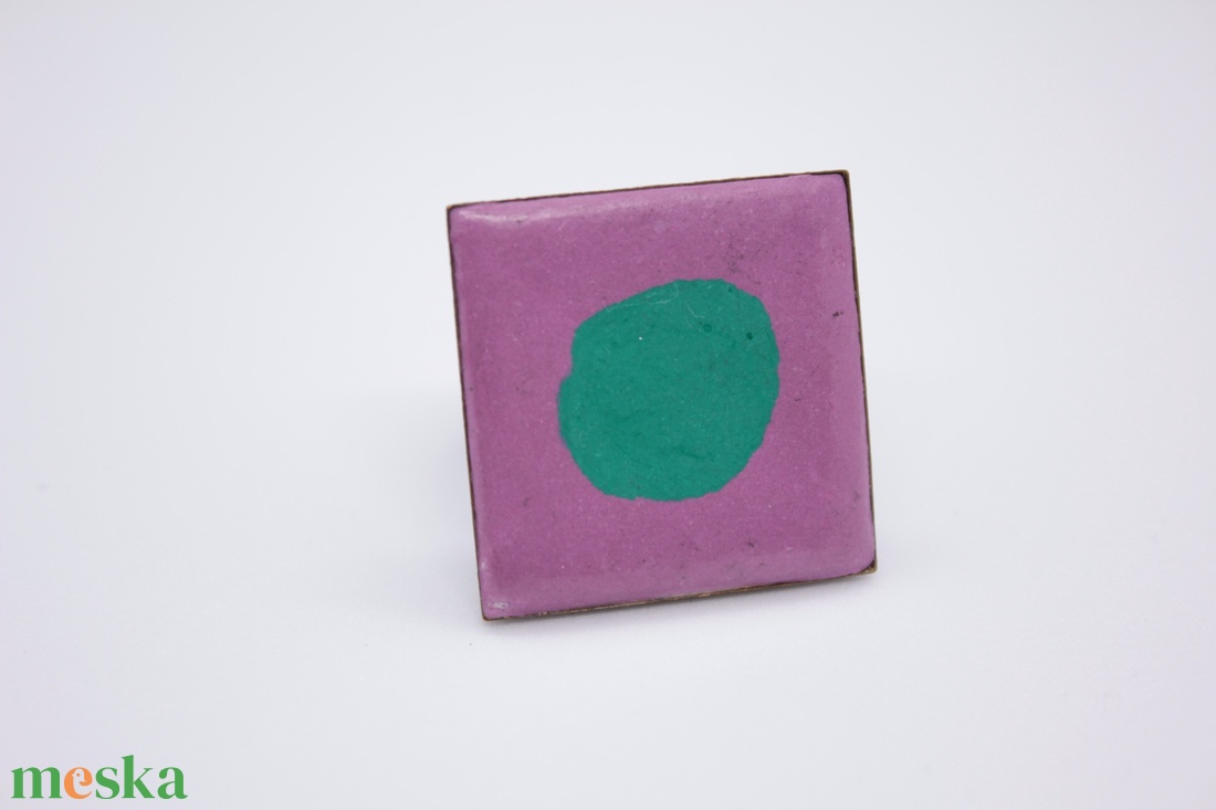 Anyagában színezett, pink alapon heliogénzöld mintával négyzet alakú beton gyűrű. - ékszer - gyűrű - figurális gyűrű - Meska.hu Anyagában színezett, pink alapon heliogénzöld mintával négyzet alakú beton gyűrű. - ékszer - gyűrű - figurális gyűrű - Meska.hu