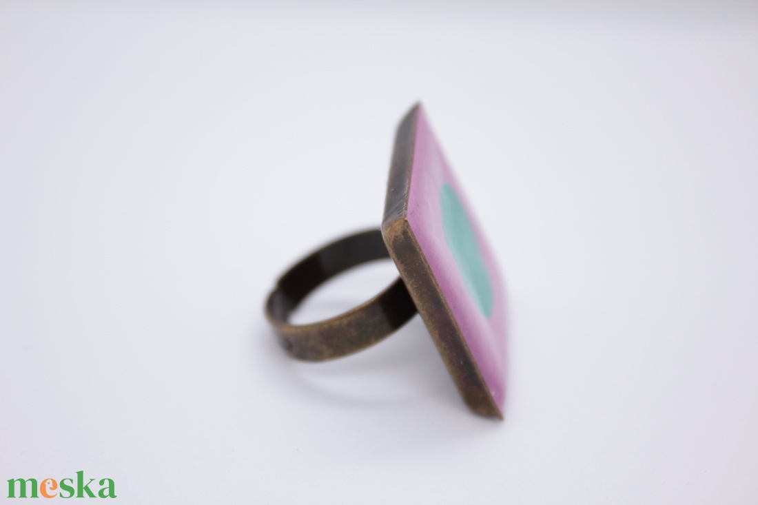 Anyagában színezett, pink alapon heliogénzöld mintával négyzet alakú beton gyűrű. - ékszer - gyűrű - figurális gyűrű - Meska.hu Anyagában színezett, pink alapon heliogénzöld mintával négyzet alakú beton gyűrű. - ékszer - gyűrű - figurális gyűrű - Meska.hu